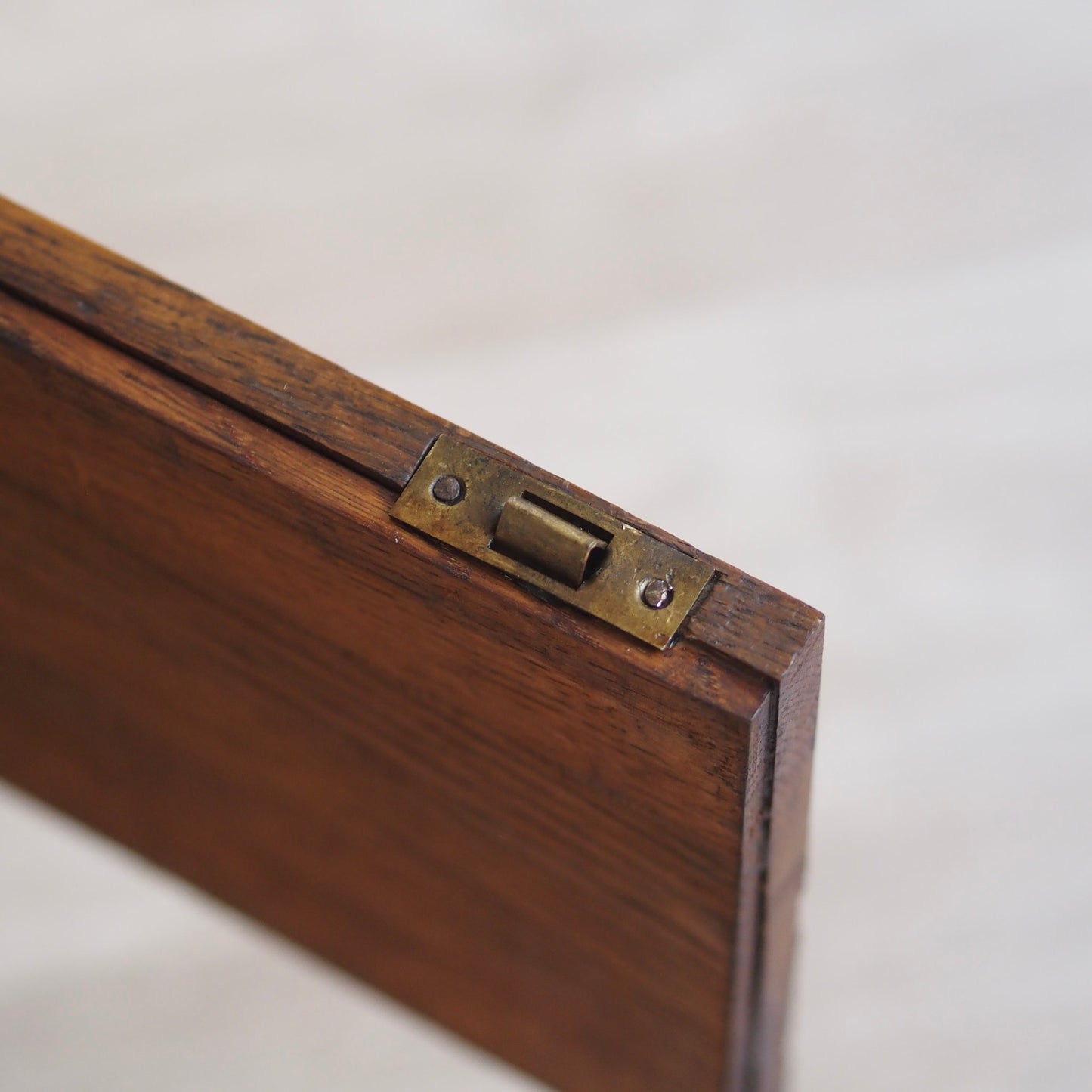 EPOCHE 1930 - Art Déco Nachttisch mit roter Marmorplatte und Innenfach