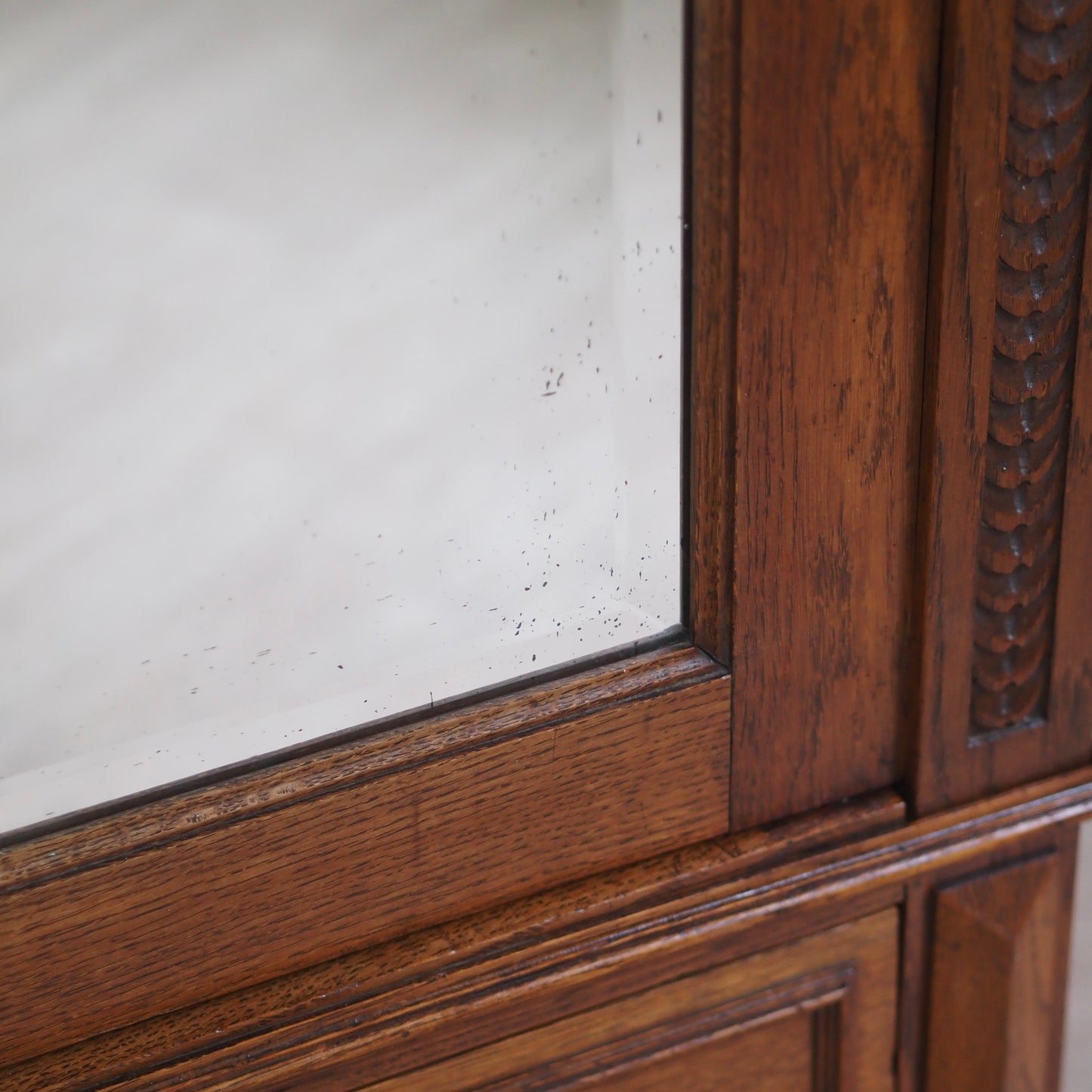 EPOCHE 1890 - Antiker Spiegelkleiderschrank aus der Gründerzeit mit filigranem Schnitzdekor