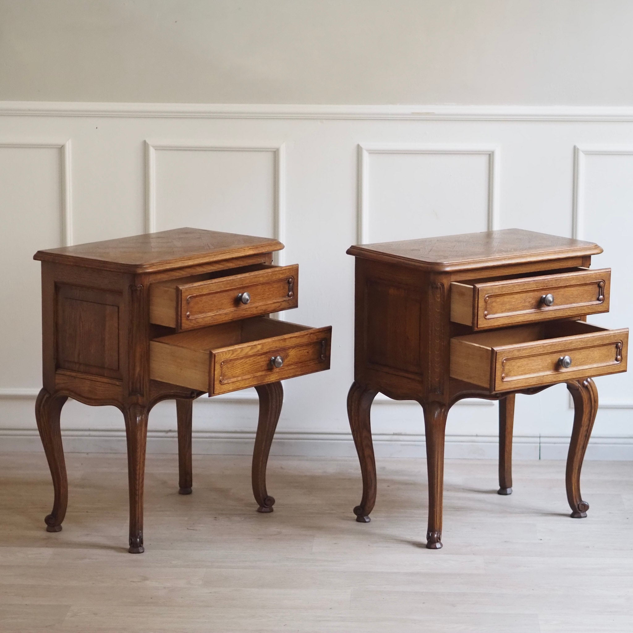 EPOCHE 1920 - Französische Vintage Nachttische - Nachtschrank Set mit Fischgrätmuster