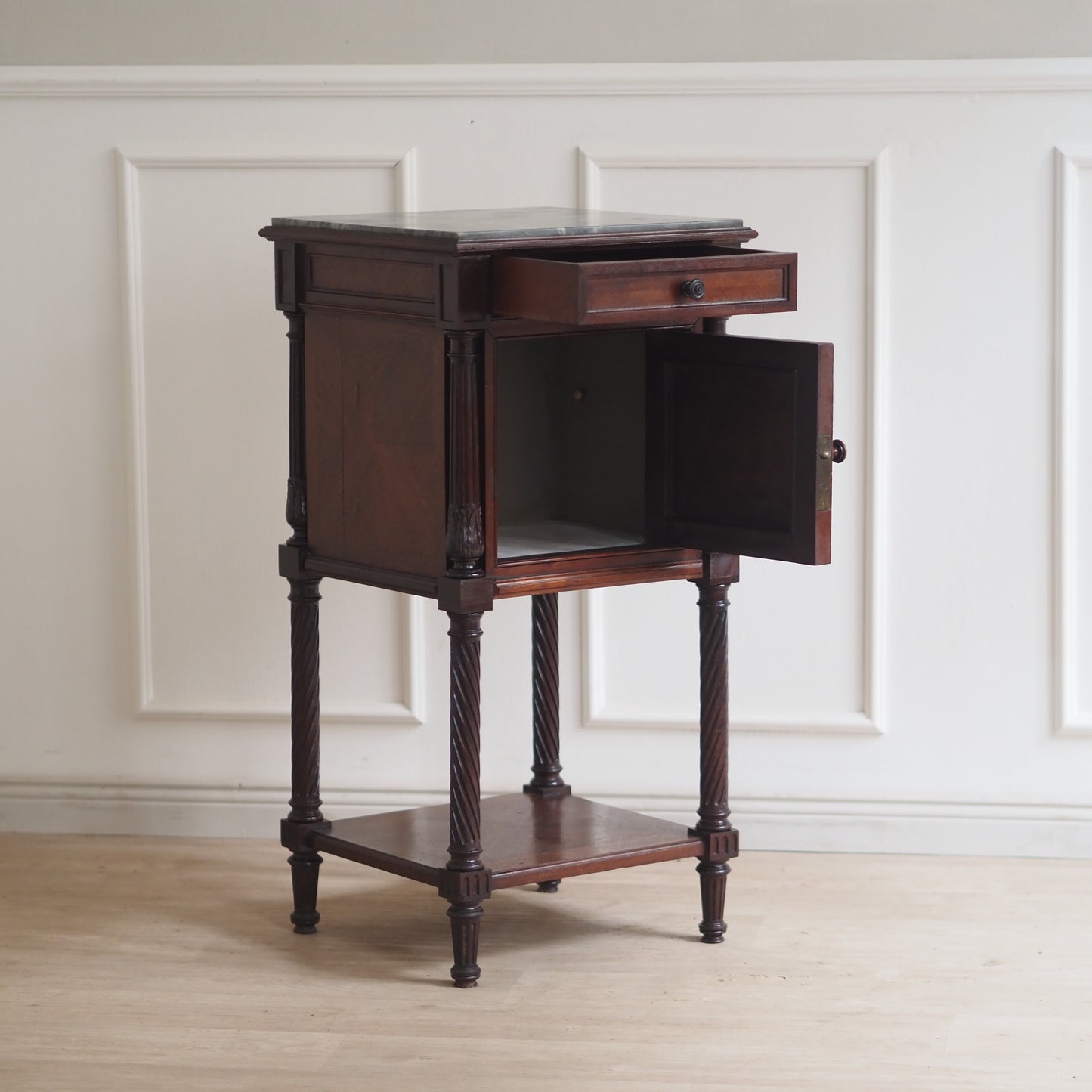 EPOCHE 1890 - Antiker Nachtschrank mit grauer Marmorplatte