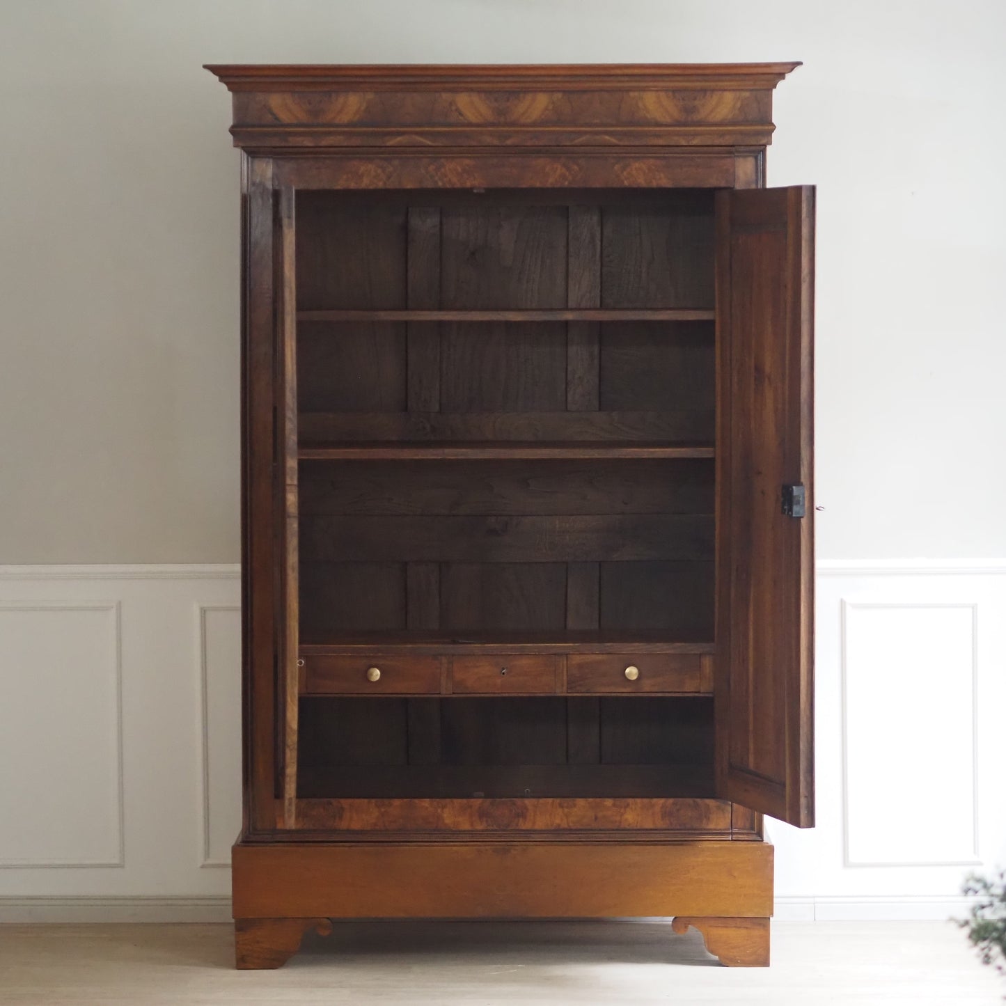 EPOCHE 1890 - Gründerzeit-Schrank mit Wurzelholzfurnier