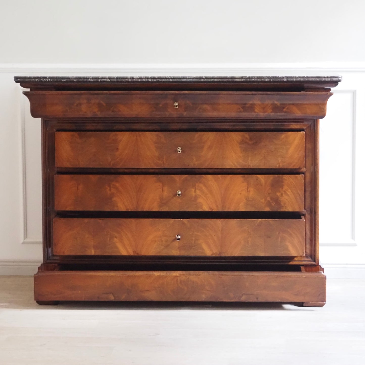 EPOCHE 1850 - Französische Kommode mit schwarzem Marmor - Louis-Philippe, Mahagoni