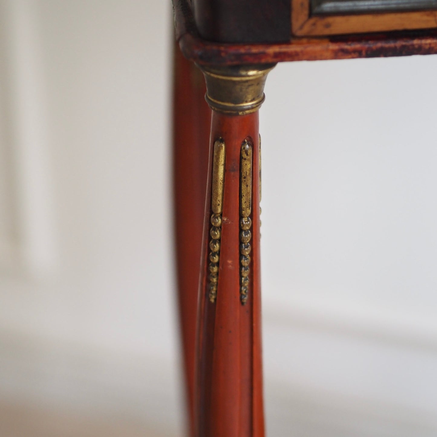 EPOCHE 1890 - Mahagoni Schminktisch mit Spiegel und Messingverzierung - Louis XVI Konsole