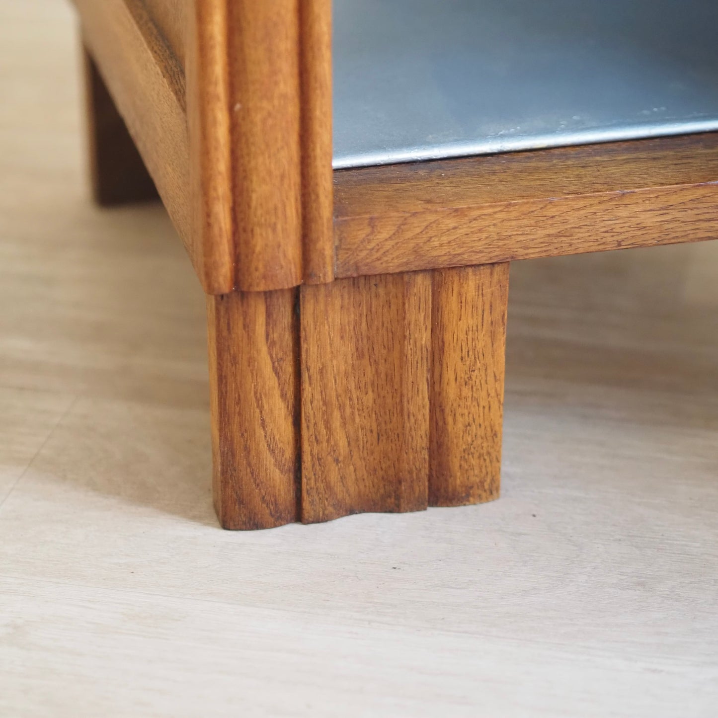 EPOCHE 1930 - Art Déco Nachttisch mit roter Marmorplatte und Innenfach