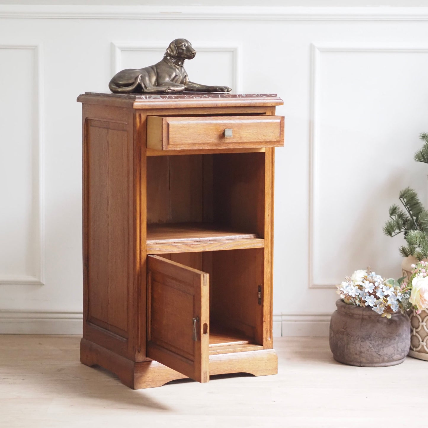 EPOCHE 1910 - Nachttisch mit rot-weißer Marmorplatte und Innenfach, Frankreich