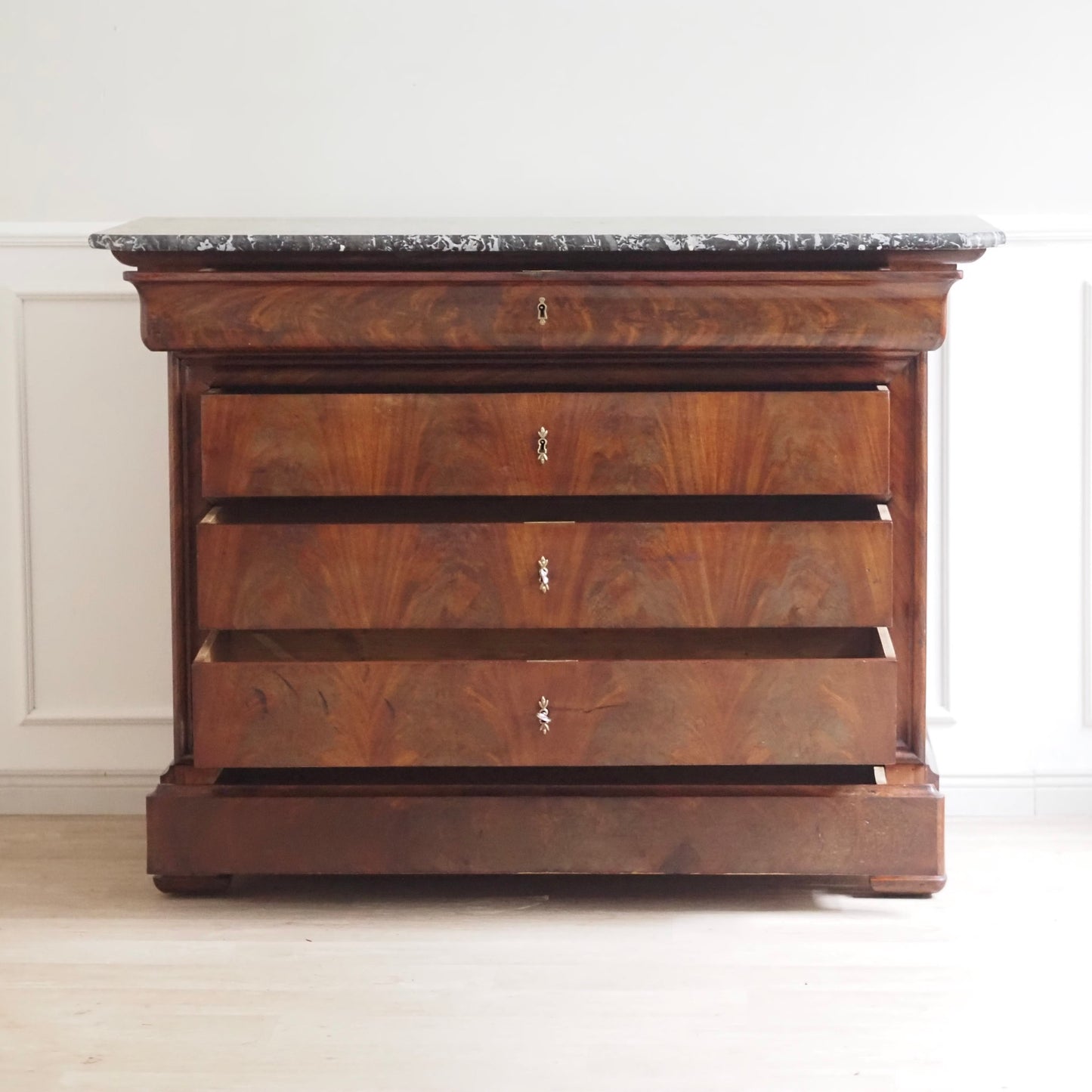 EPOCHE 1850 - Französische Kommode mit schwarzem Marmor - Louis-Philippe, Mahagoni
