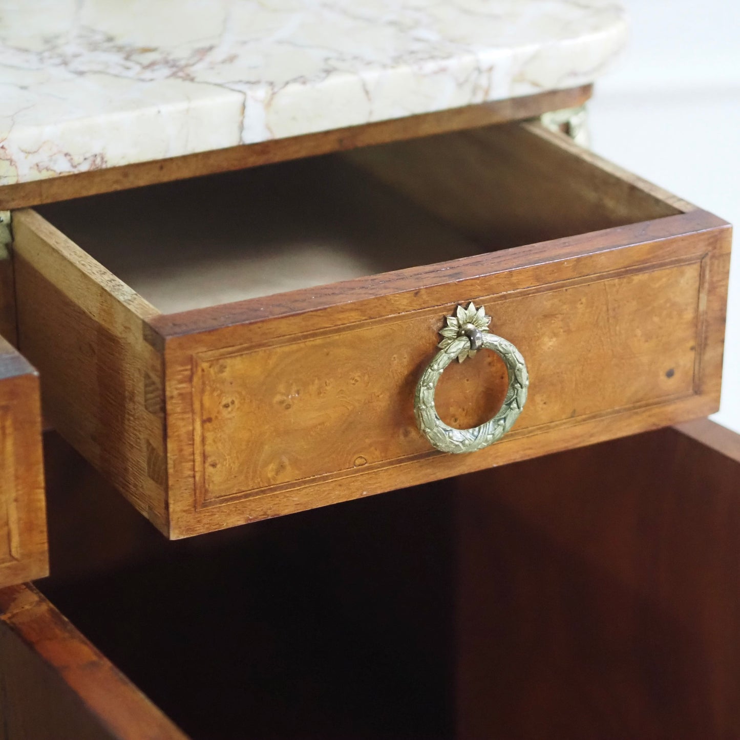 EPOCHE 1890 - Antikes Buffet mit Marmor und Spiegel, Kommode Louis Seize Stil