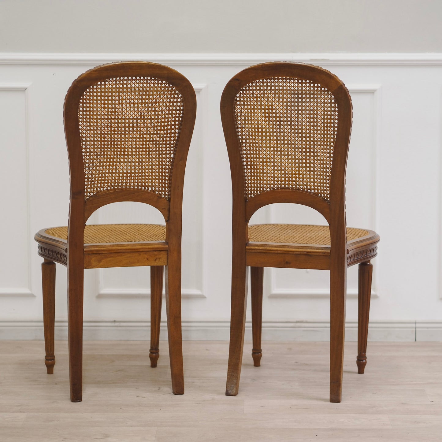 EPOCHE 1910 - Französisches Stuhl-Paar mit feinem Wiener Geflecht, Louis-Seize-Stil