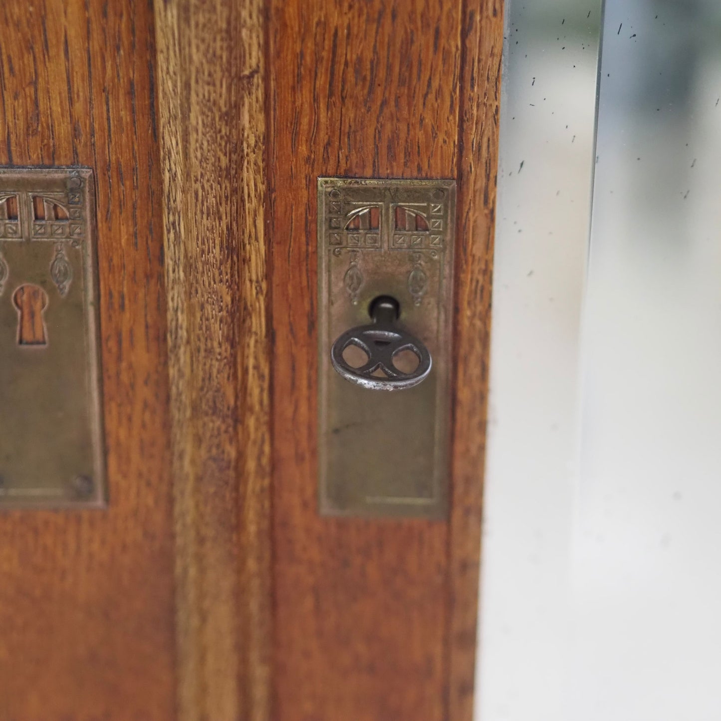 EPOCHE 1890 - Antiker Spiegelkleiderschrank aus der Gründerzeit mit filigranem Schnitzdekor