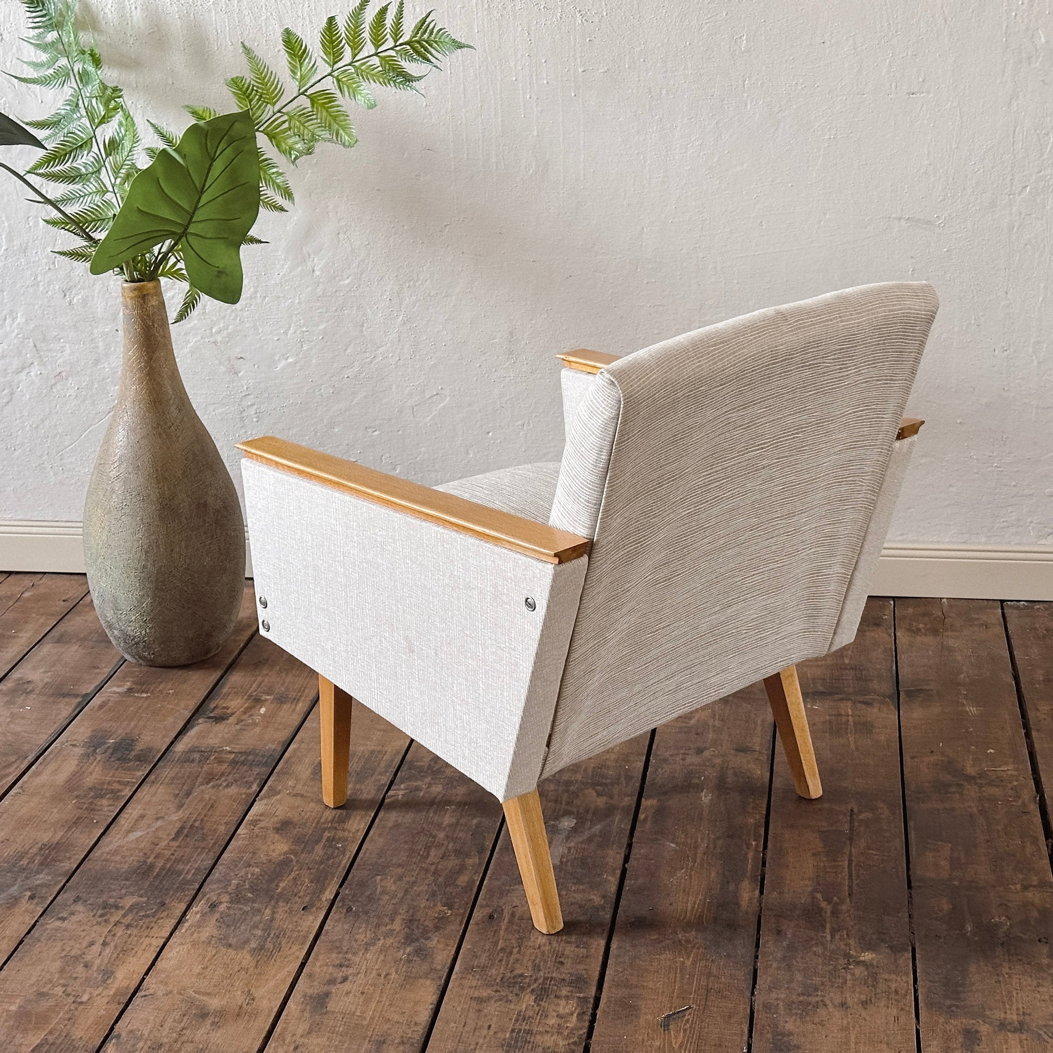 EPOCHE 1960 - Mid Century Sessel mit hellgrauem Bezug – Designklassiker