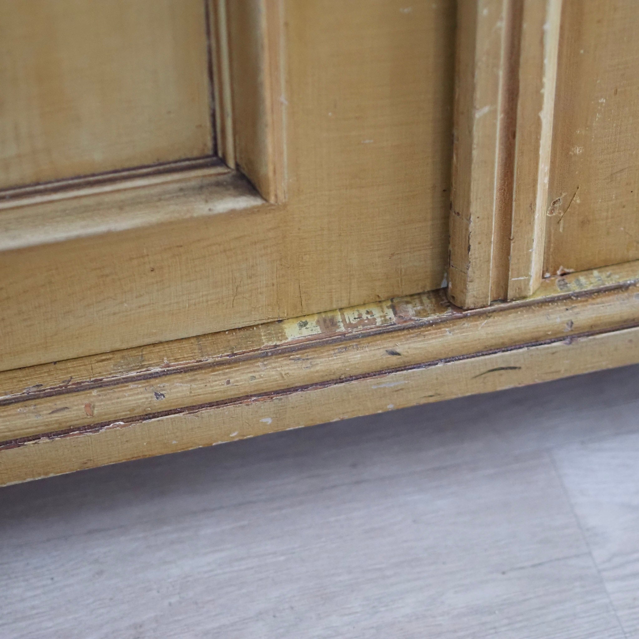 EPOCHE 1900 - Zweitüriger Kleider- Garderobenschrank mit Bierlasur um 1900