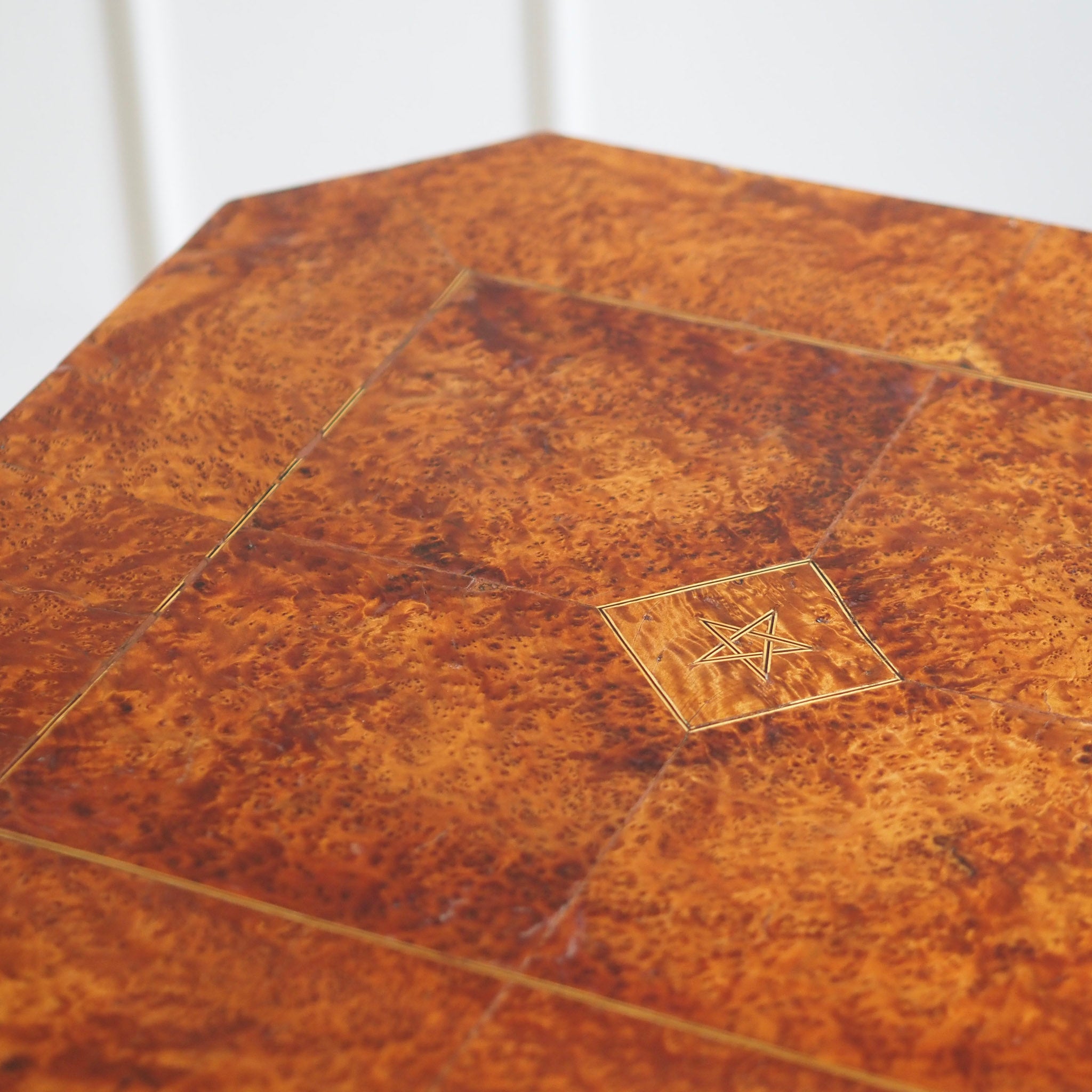 EPOCHE 1920 - Art Déco Beistelltisch mit Sternintarsie aus Frankreich