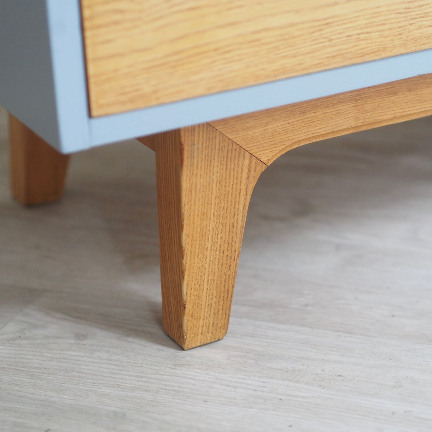EPOCHE 1960 - Mid-Century Sideboard in hellgrau und Esche - Vintage Kommode