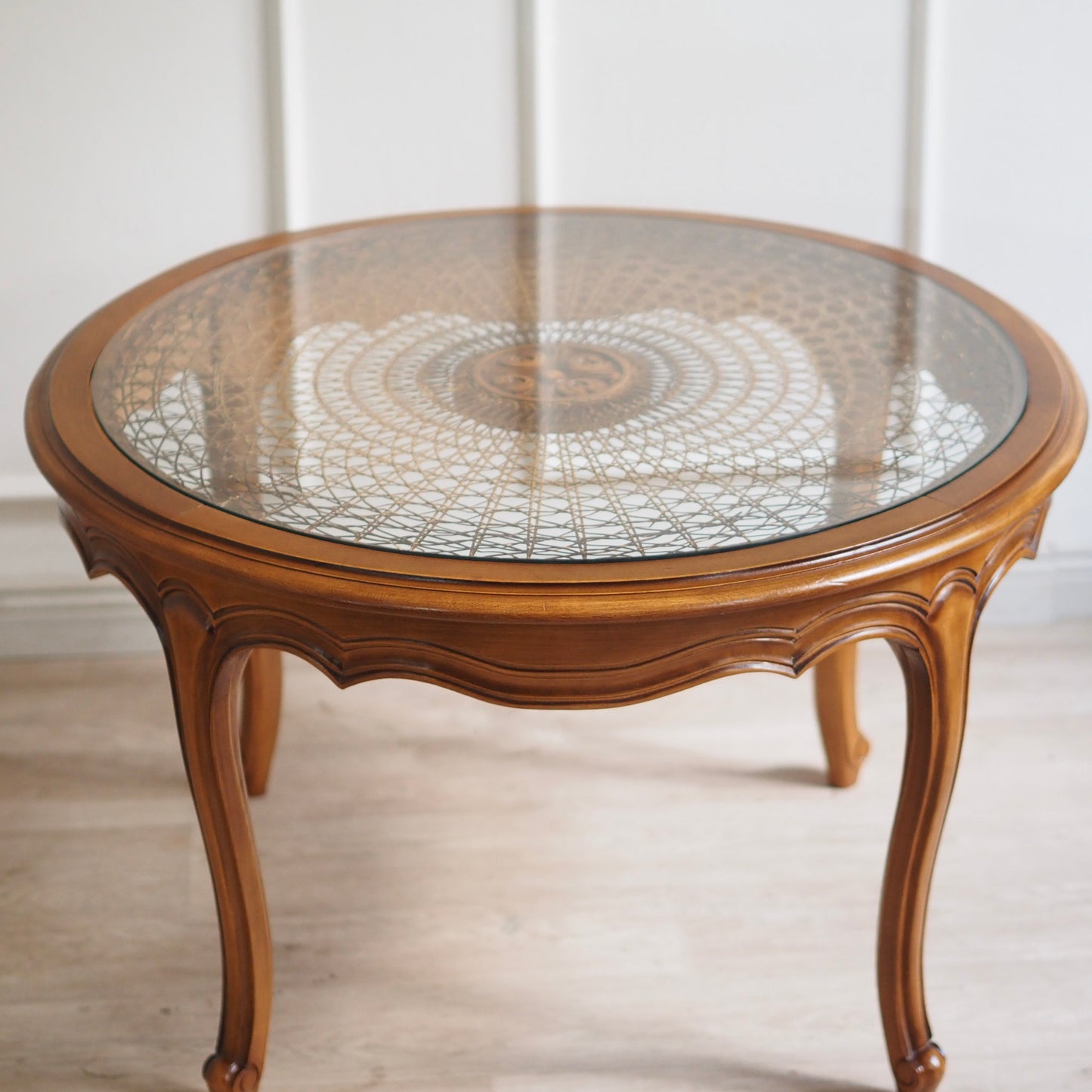 EPOCHE 1950 - Couchtisch mit Wiener Geflecht und Glasplatte, Chippendale Beistelltisch