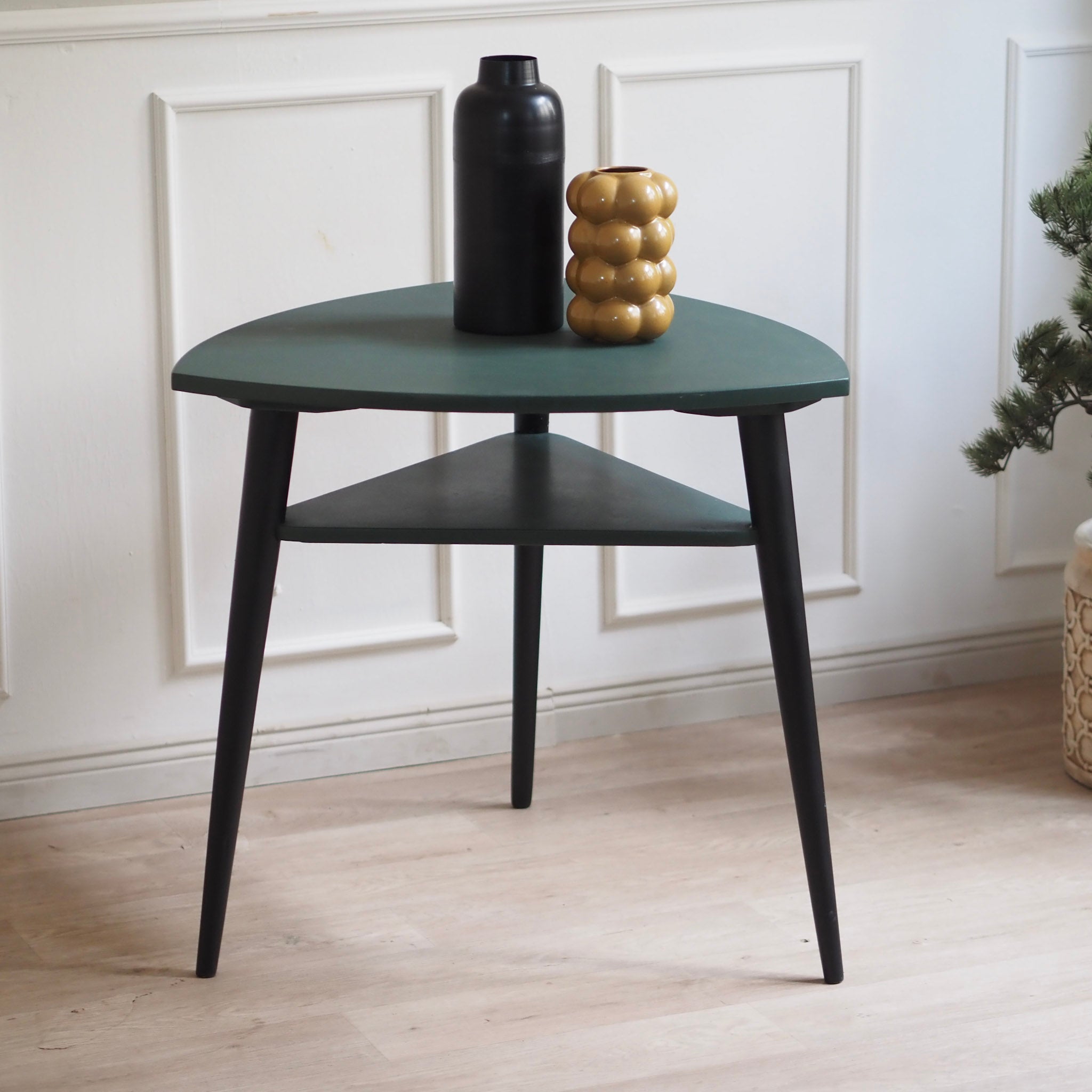 EPOCHE 1960 - Dreieckiger Mid Century Tisch in Grün Schwarz mit Ablage, Skandinavisch