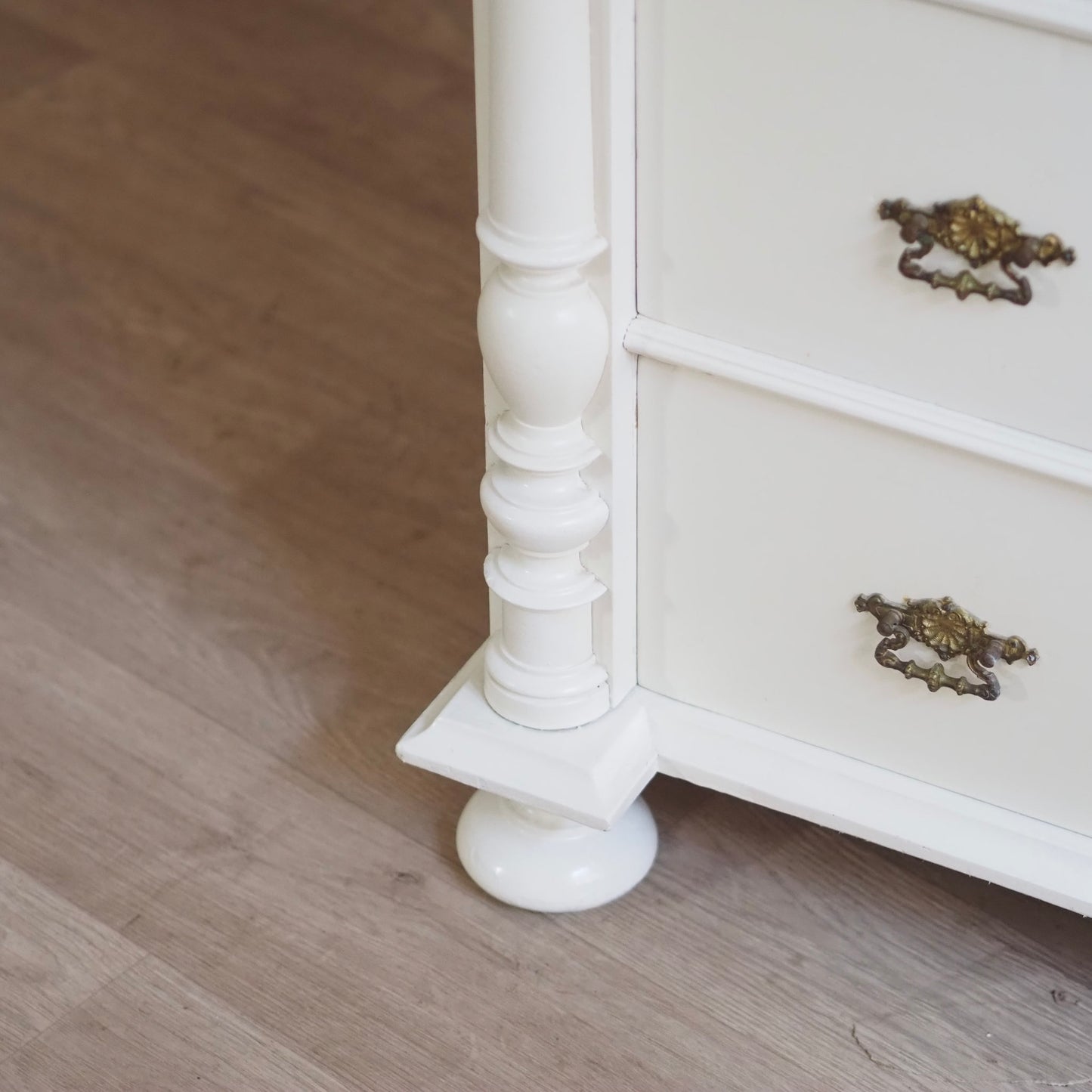 EPOCHE 1890 - Gründerzeit Kommode in Altweiß gefasst mit Schubladen und raffiniertem Schloss