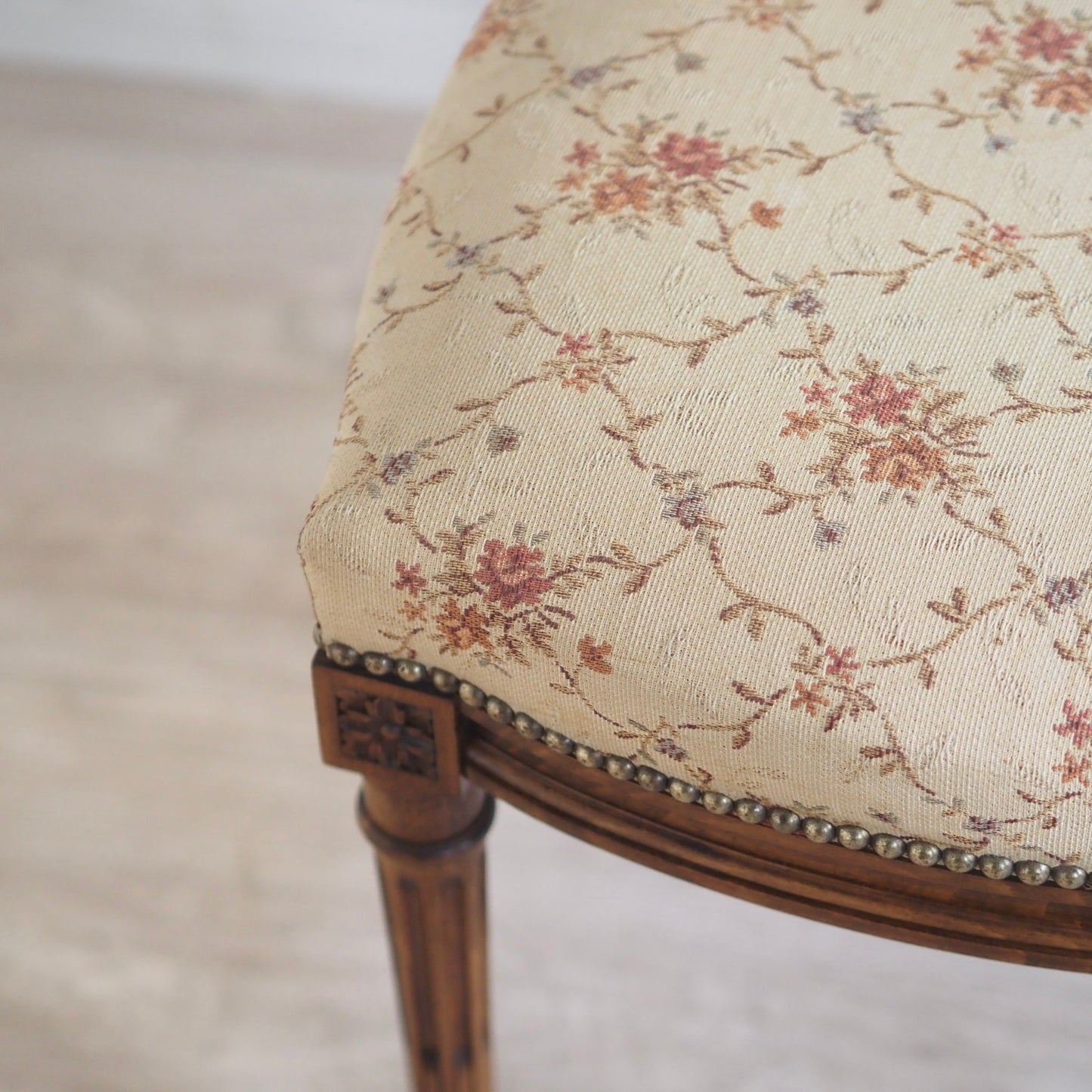 EPOCHE 1900 - Antiker Sitz,- Schminkhocker mit Blütenstoff, französischer Polsterstuhl