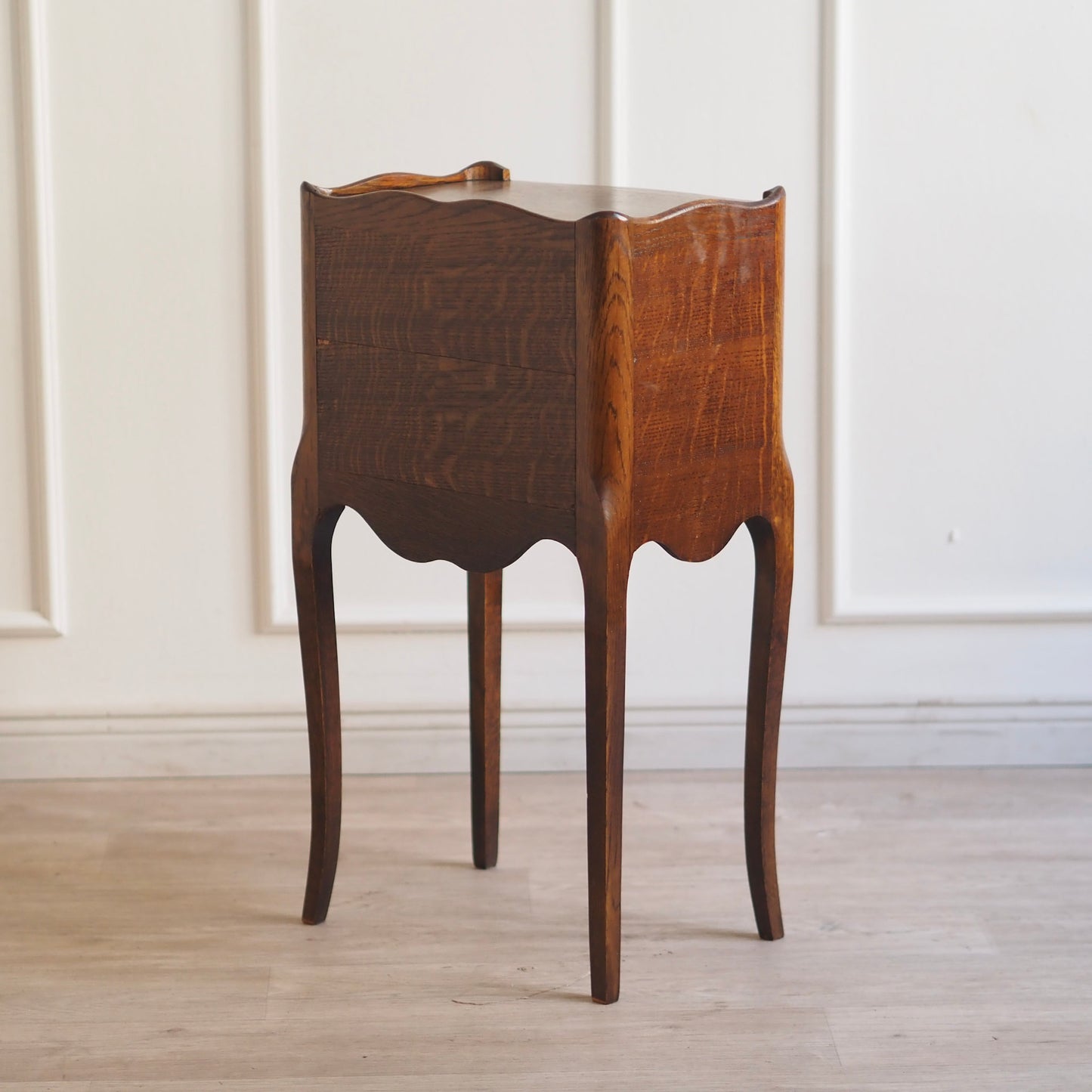 EPOCHE 1930 - Filigraner französischer Nachttisch aus Eiche, Louis XV