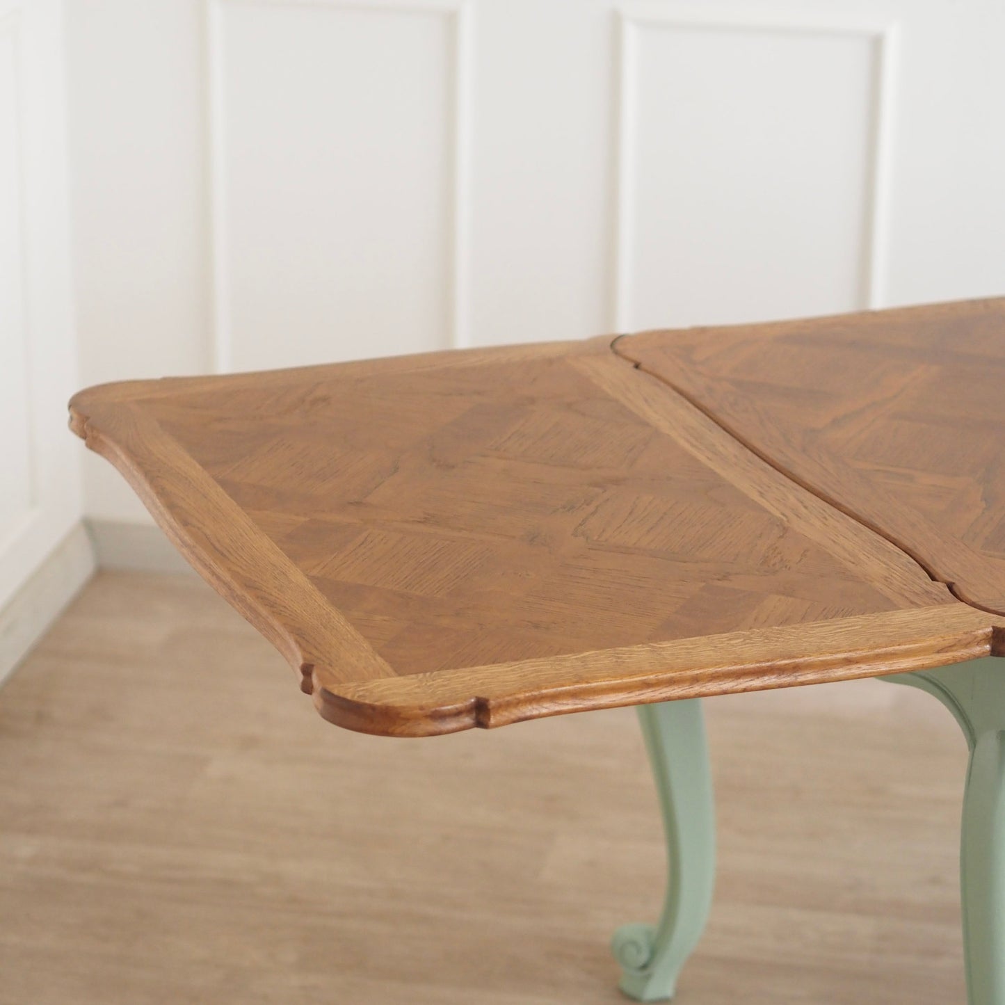 EPOCHE 1920 - Französischer Landhaus Esstisch in mintgrün mit heller Intarsienplatte