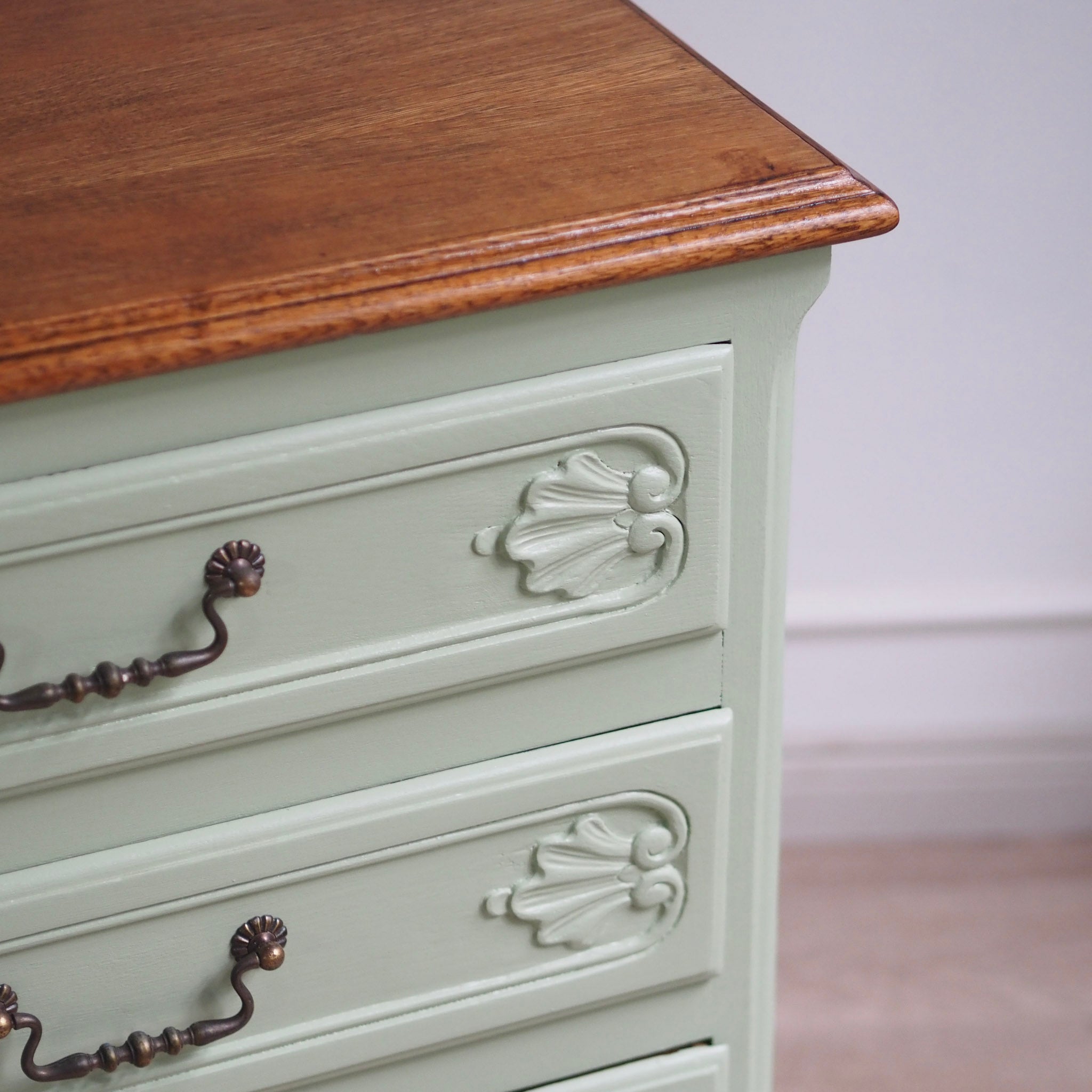 EPOCHE 1920 - Französische Landhaus Kommode patiniert in mintgrün - Louis XV Stil