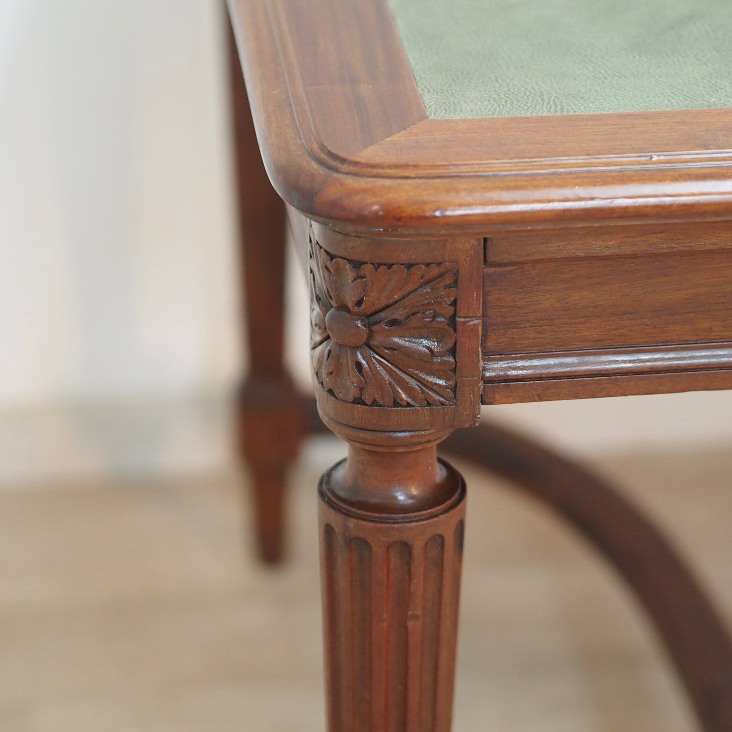 EPOCHE 1890 - Imposanter Mahagoni Schreibtisch mit grünem Leder - Louis Seize Stil