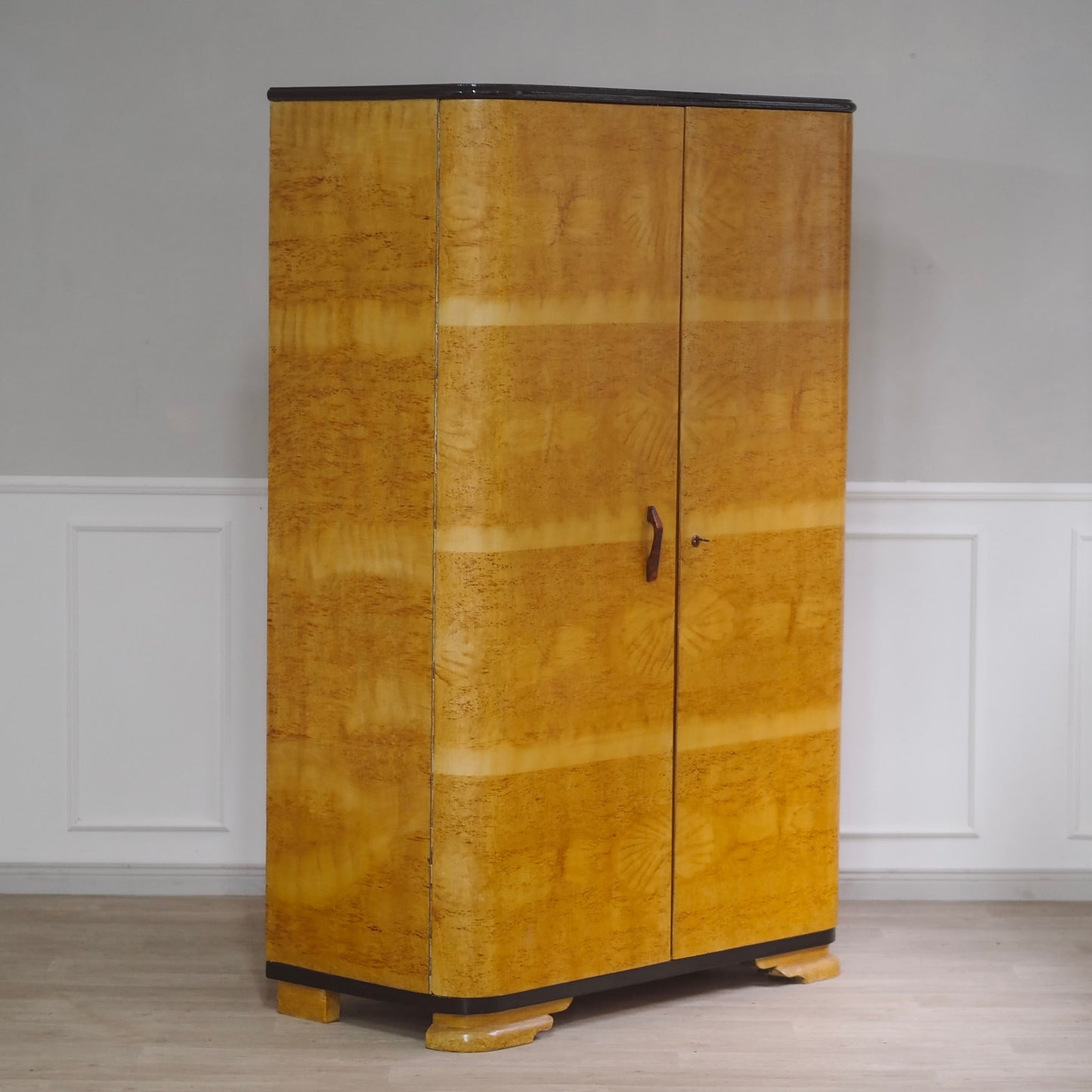 EPOCHE 1940 - Art Déco Kleiderschrank 2-türig in Wurzelholzoptik, Midcentury Schrank