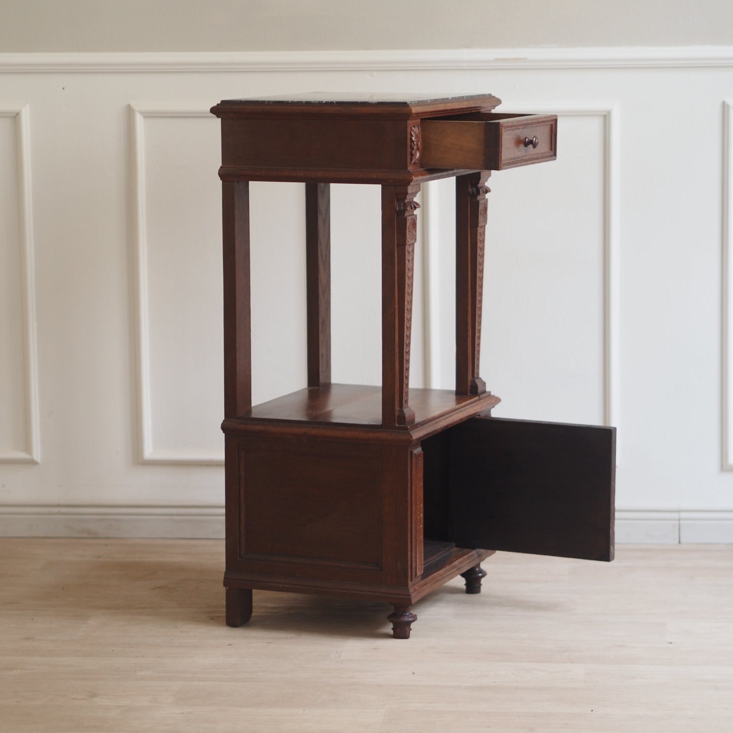 EPOCHE 1890 - Antiker Nachtschrank mit schwarzer Marmorplatte