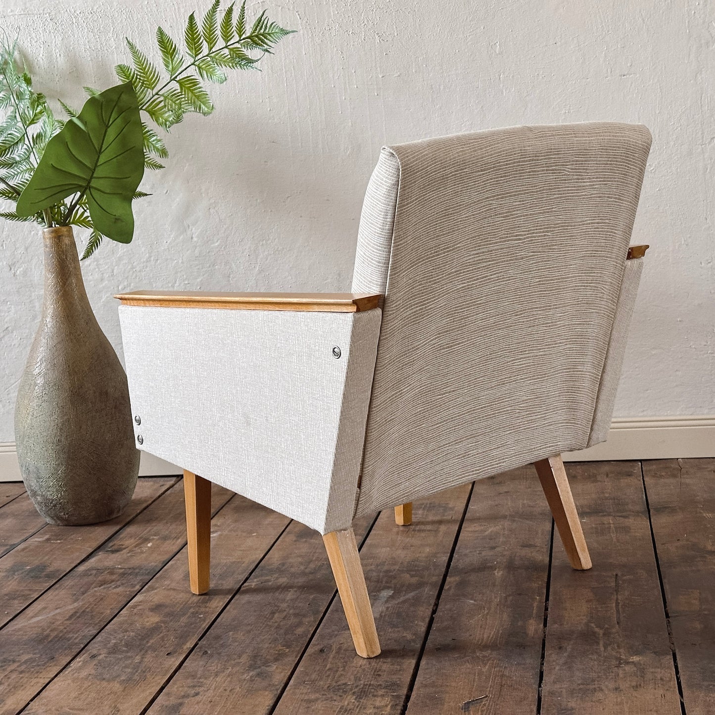 EPOCHE 1960 - Mid Century Sessel mit hellgrauem Bezug – Designklassiker