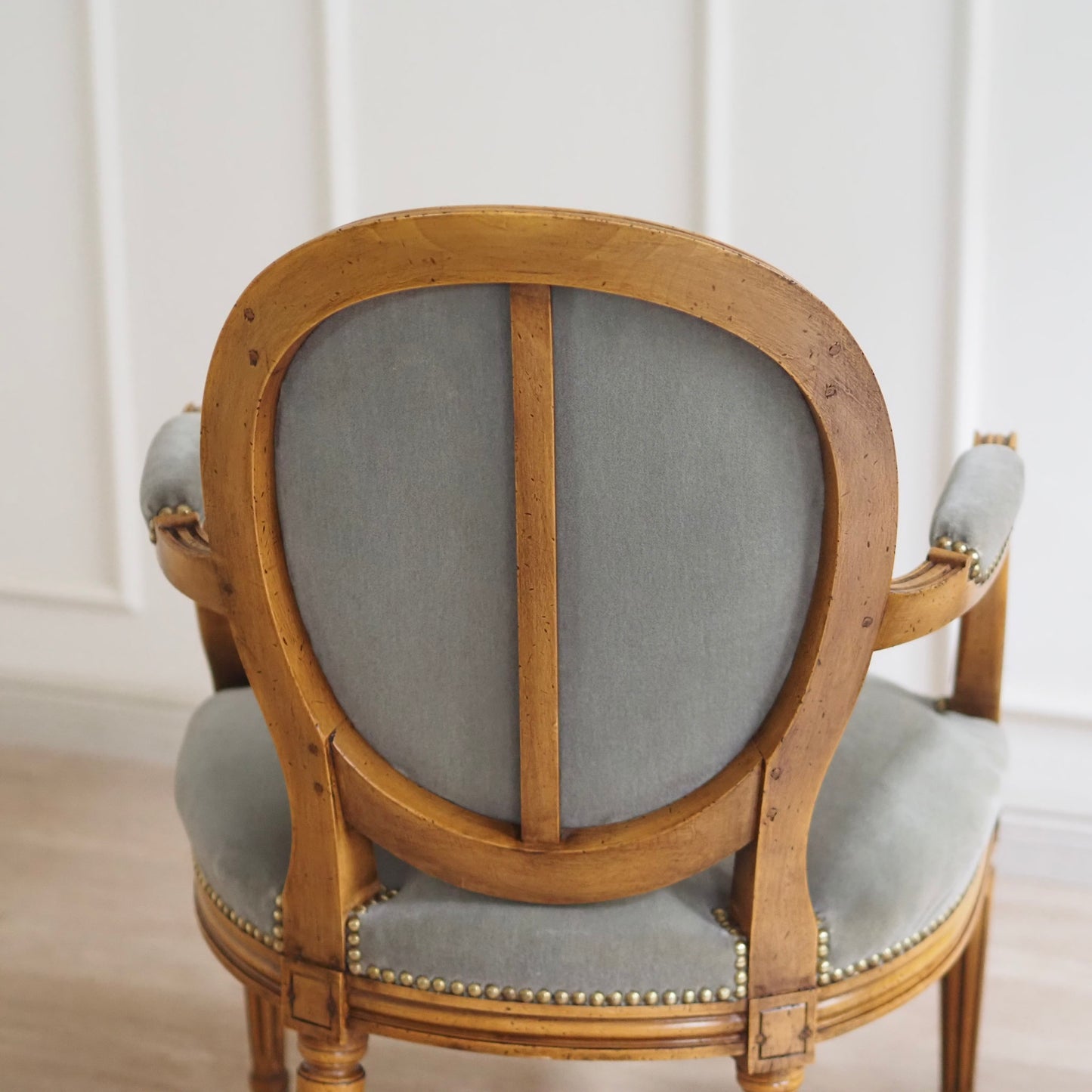 EPOCHE 1890 - Französische Louis XVI Sessel mit graugrünem Samt, Set