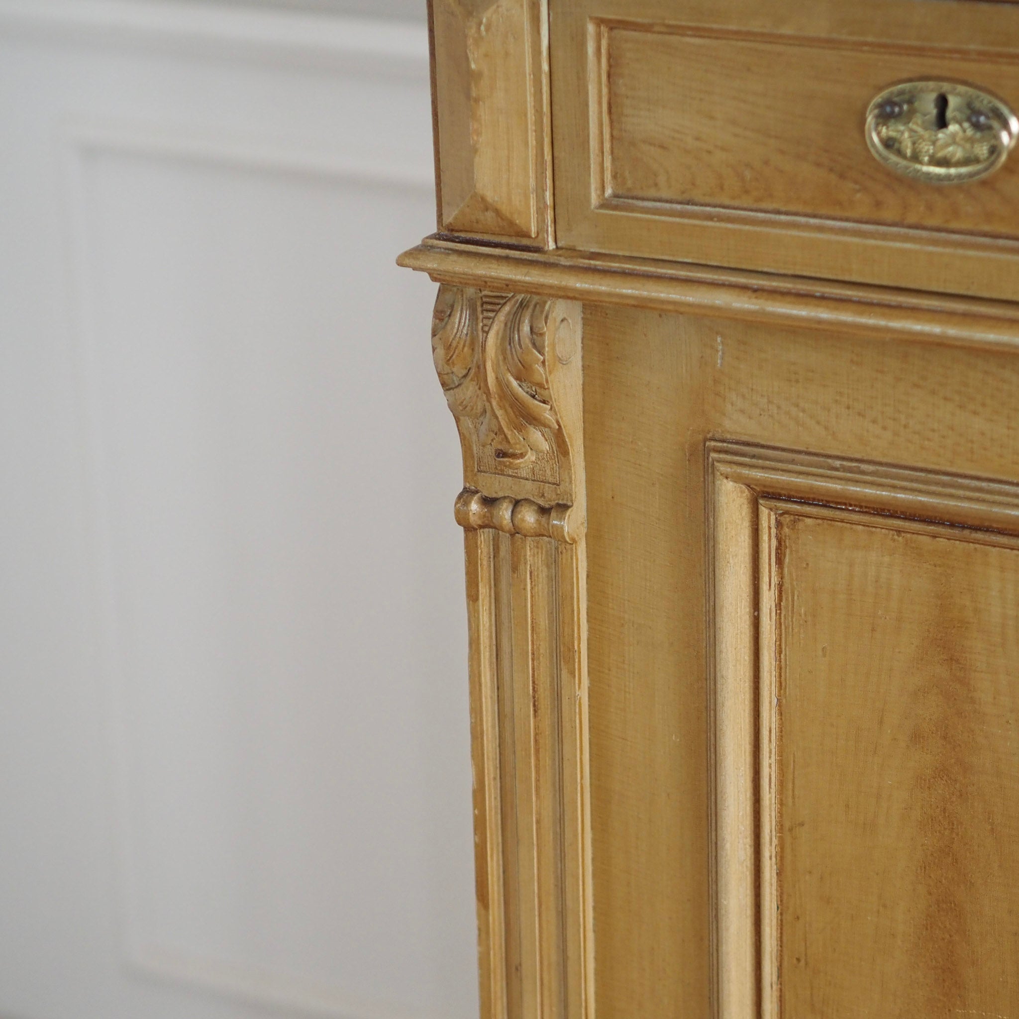 Gründerzeit Schrank mit Aufsatz um 1900