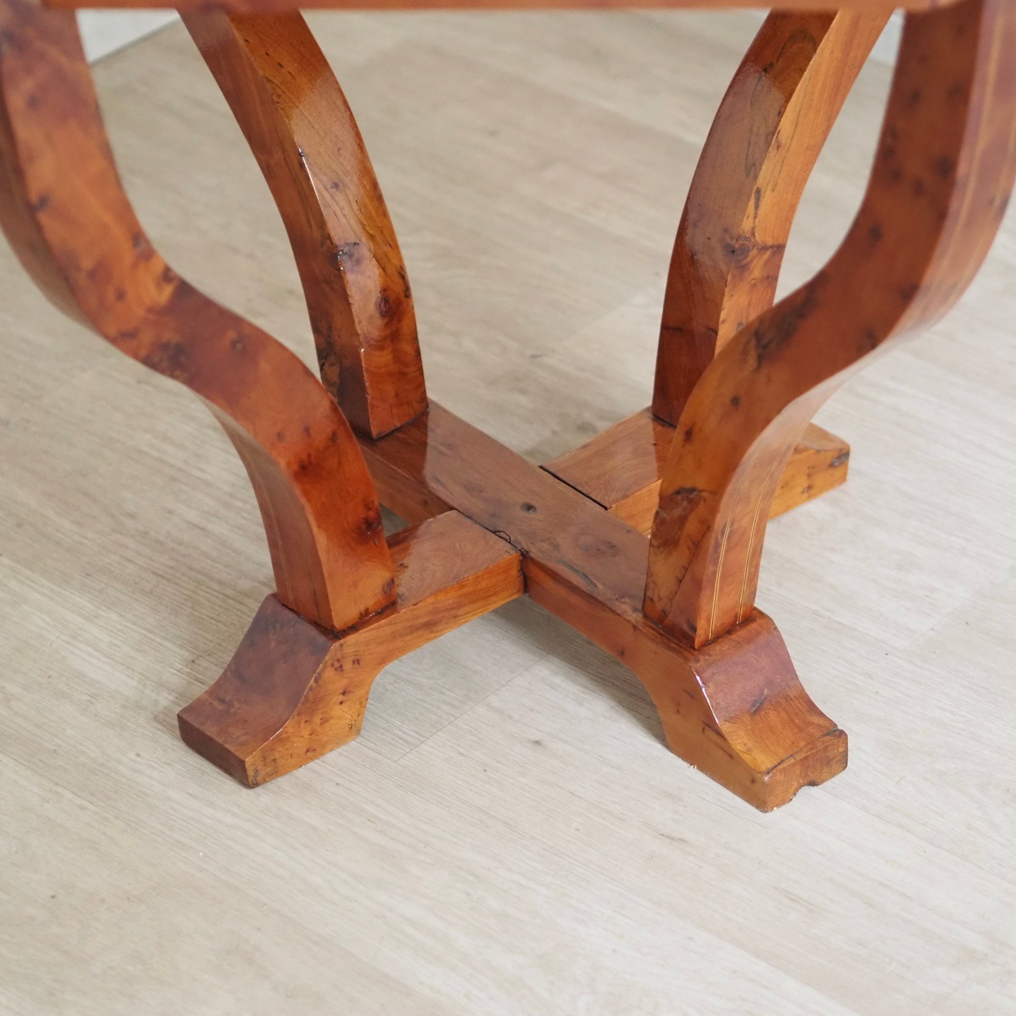 EPOCHE 1920 - Art Déco Beistelltisch mit Sternintarsie aus Frankreich