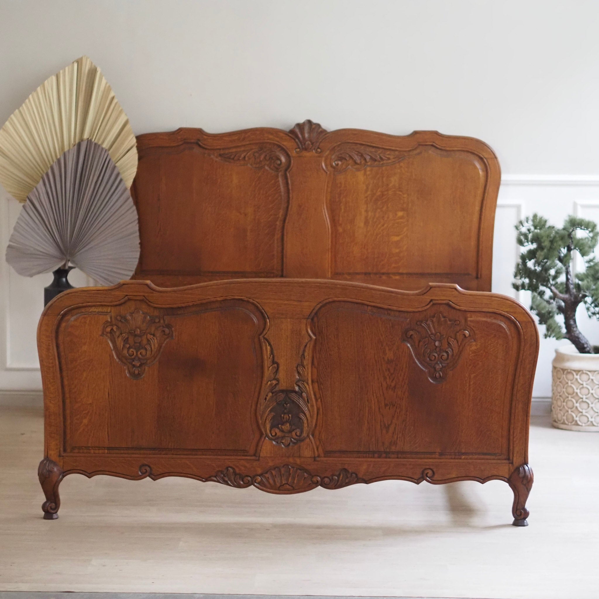 EPOCHE 1920 - Antikes Französisches Bettgestell mit floralen Schnitzereien - Louis XV