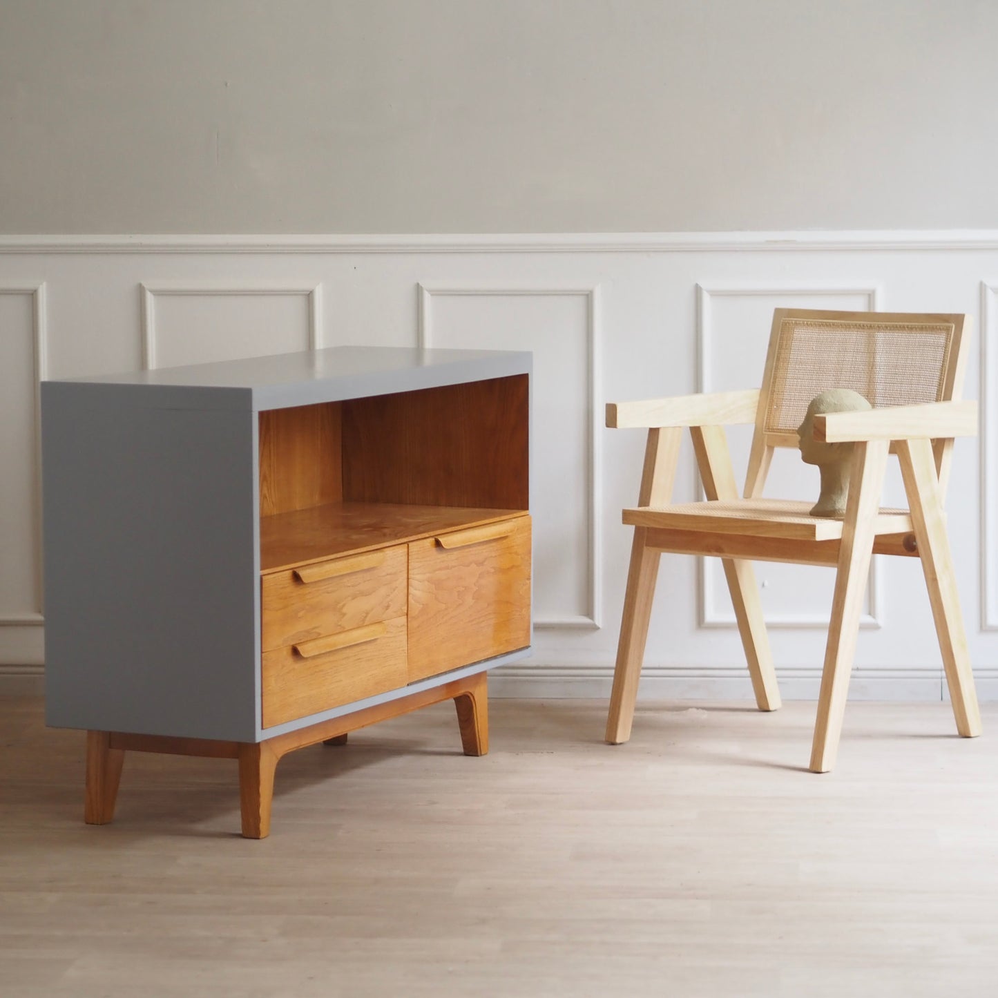 EPOCHE 1960 - Mid-Century Sideboard in hellgrau und Esche - Vintage Kommode