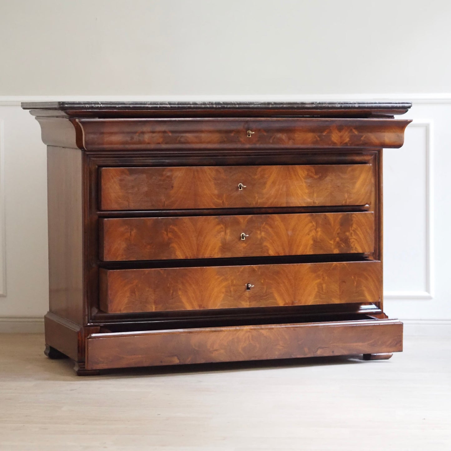 EPOCHE 1850 - Französische Kommode mit schwarzem Marmor - Louis-Philippe, Mahagoni