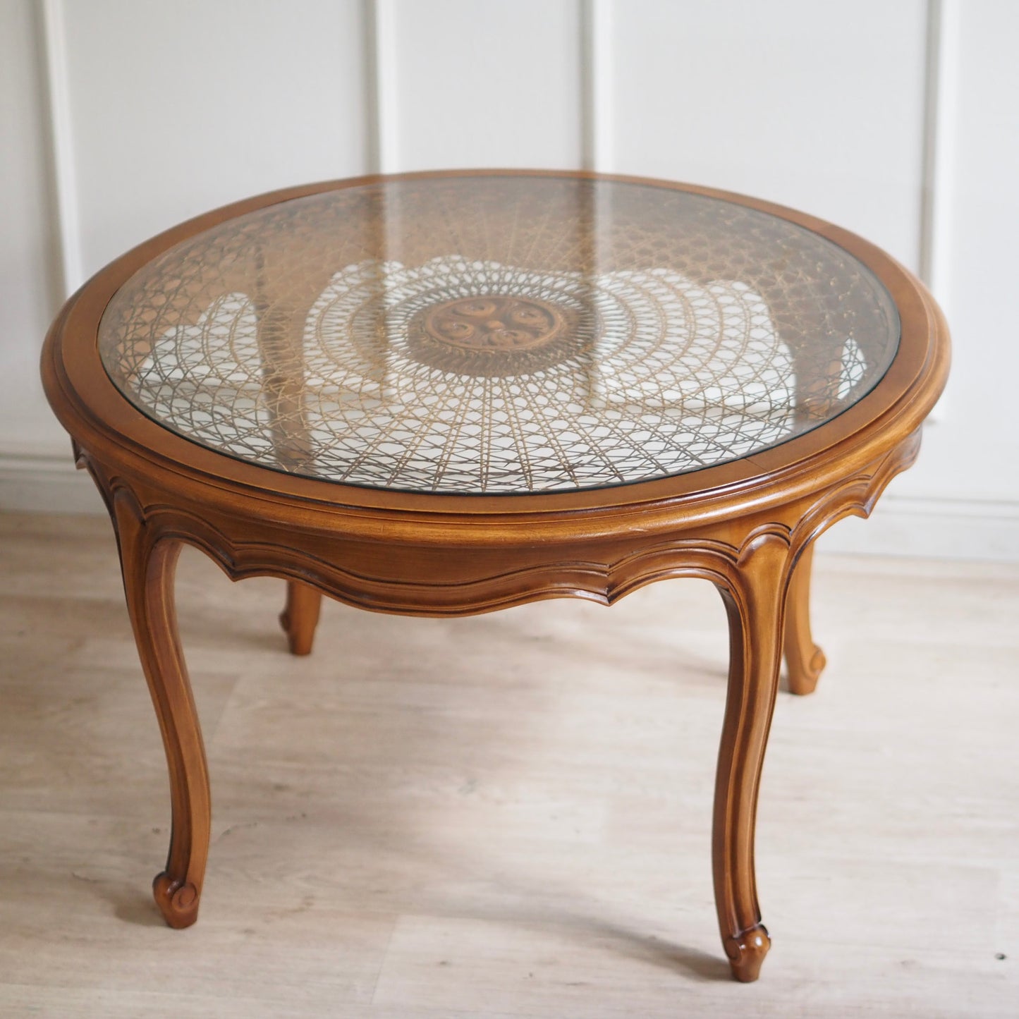 EPOCHE 1950 - Couchtisch mit Wiener Geflecht und Glasplatte, Chippendale Beistelltisch