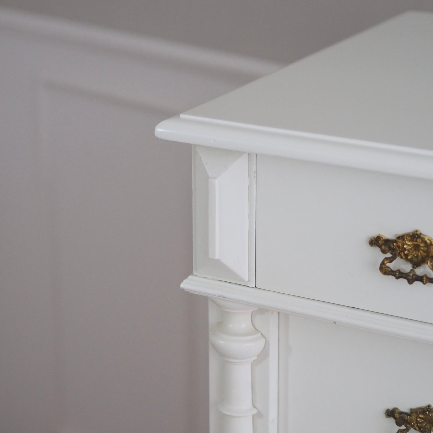 EPOCHE 1890 - Gründerzeit Kommode in Altweiß gefasst mit Schubladen und raffiniertem Schloss