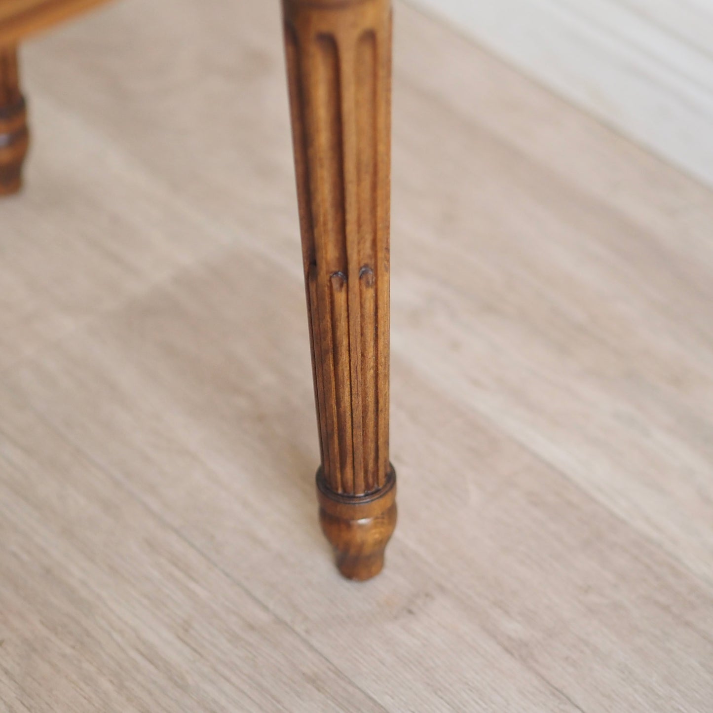 EPOCHE 1900 - Antiker Sitz,- Schminkhocker mit Blütenstoff, französischer Polsterstuhl