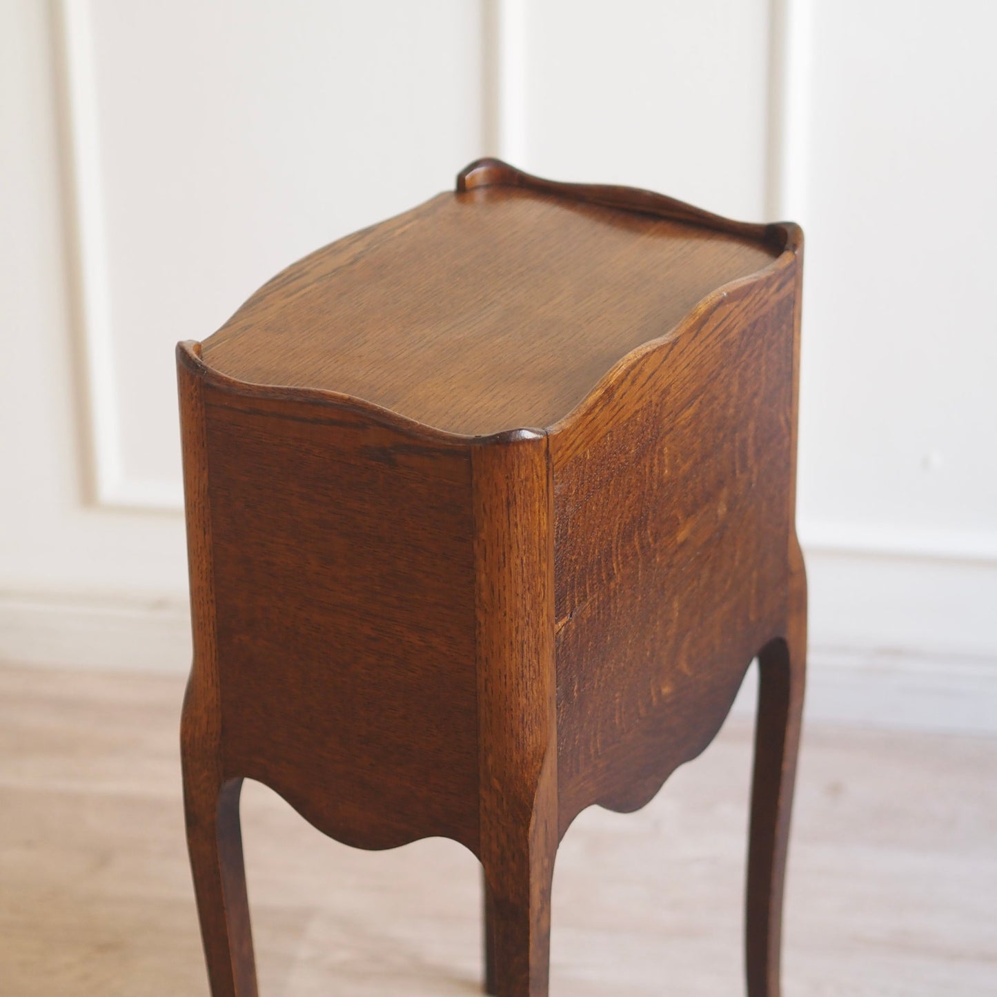 EPOCHE 1930 - Filigraner französischer Nachttisch aus Eiche, Louis XV