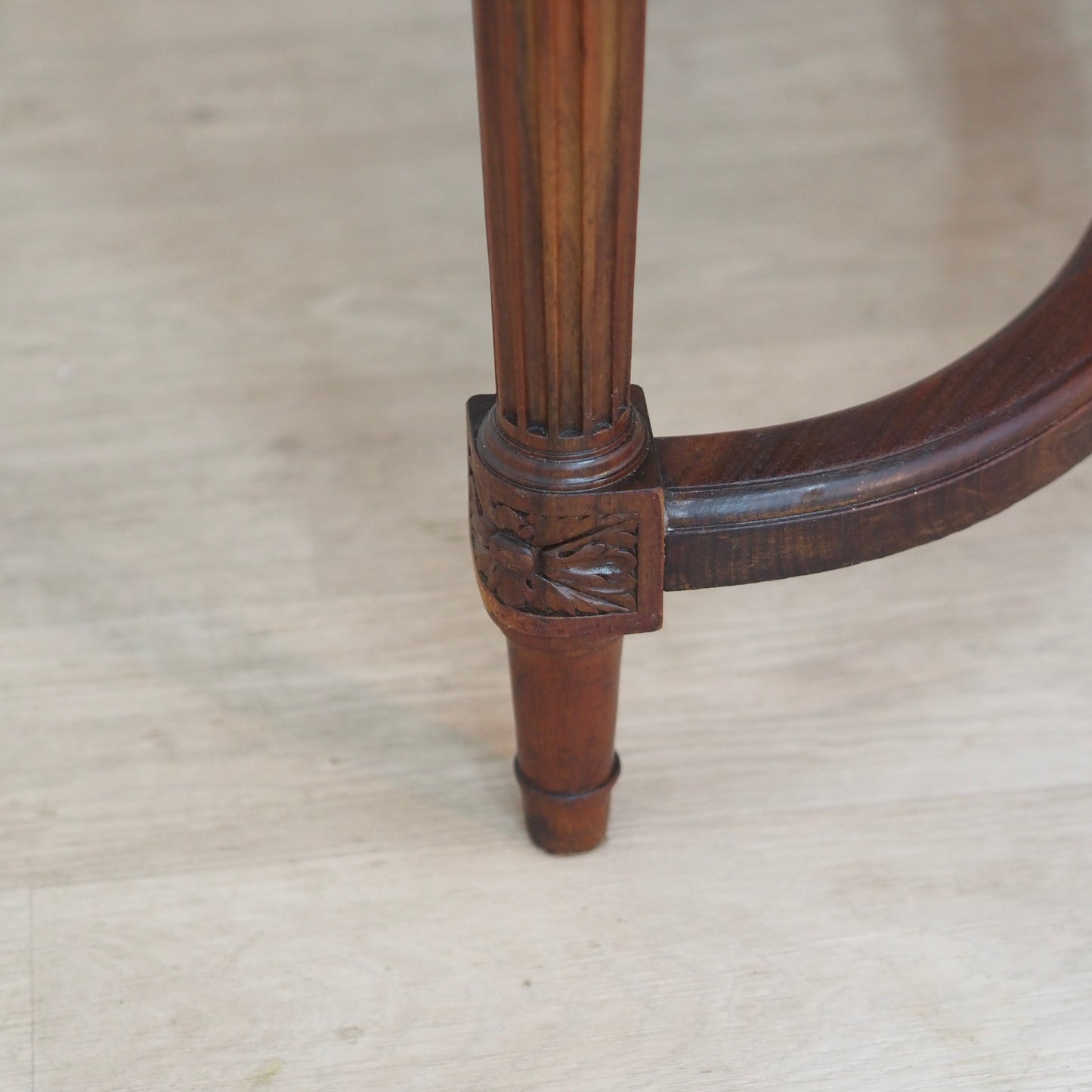 EPOCHE 1890 - Imposanter Mahagoni Schreibtisch mit grünem Leder - Louis Seize Stil