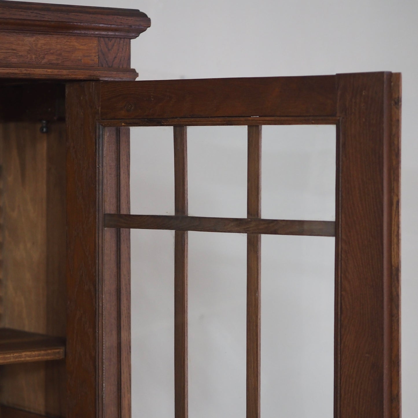 EPOCHE 1900 - Antike Gründerzeit Vitrine mit Sprossenverglasung, Bücherschrank