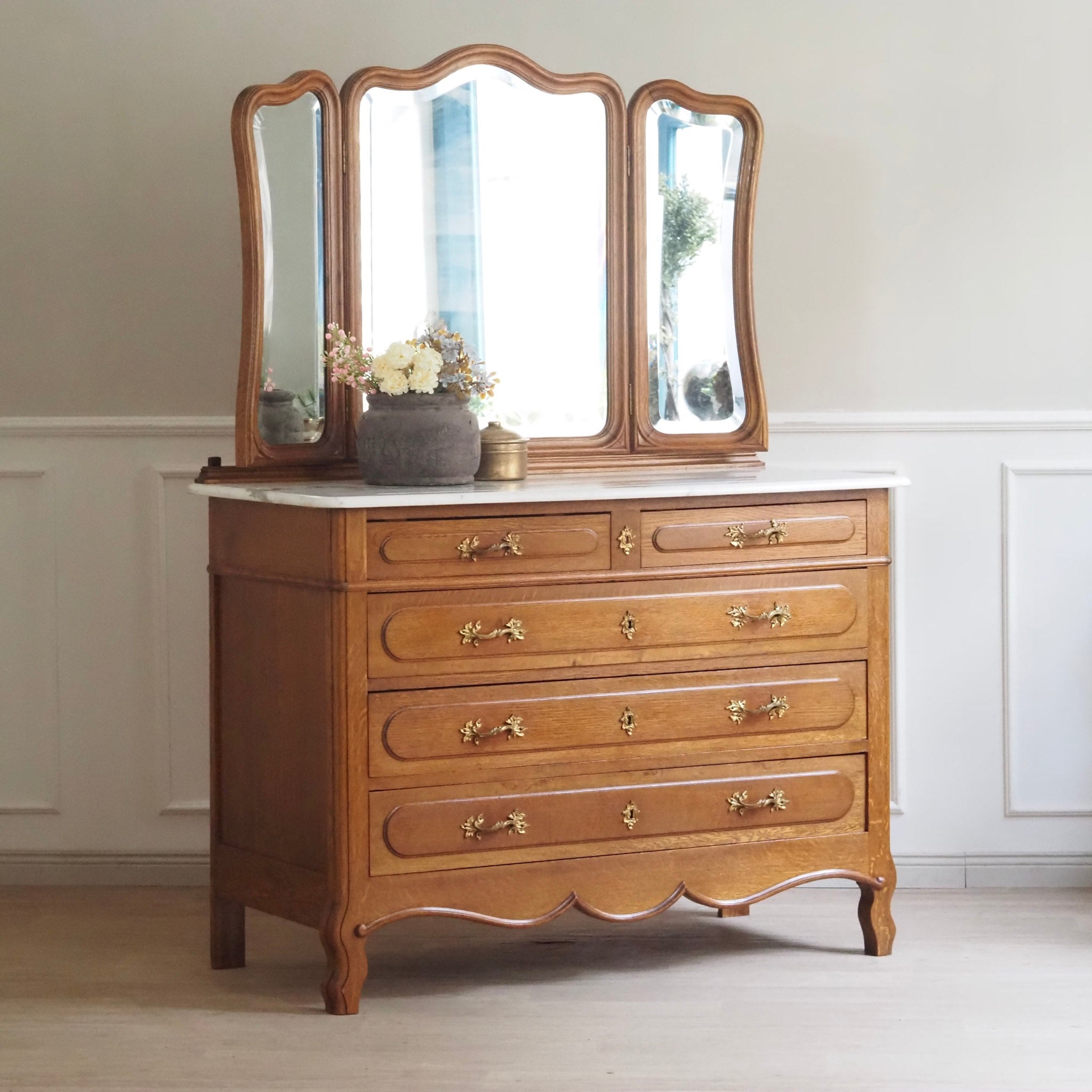 Antike französische Kommode mit Spiegelaufsatz und Marmorplatte - 20er Jahre