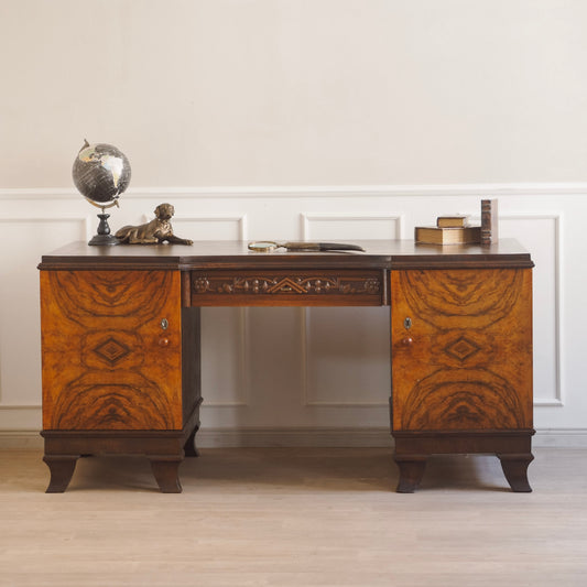 EPOCHE 1920 - Großer Art-Déco-Schreibtisch mit Nussbaumwurzel-Furnier