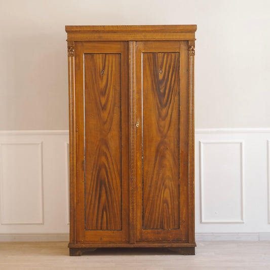 EPOCHE 1920 - Antiker Kleiderschrank mit Bierlasur aus Böhmen