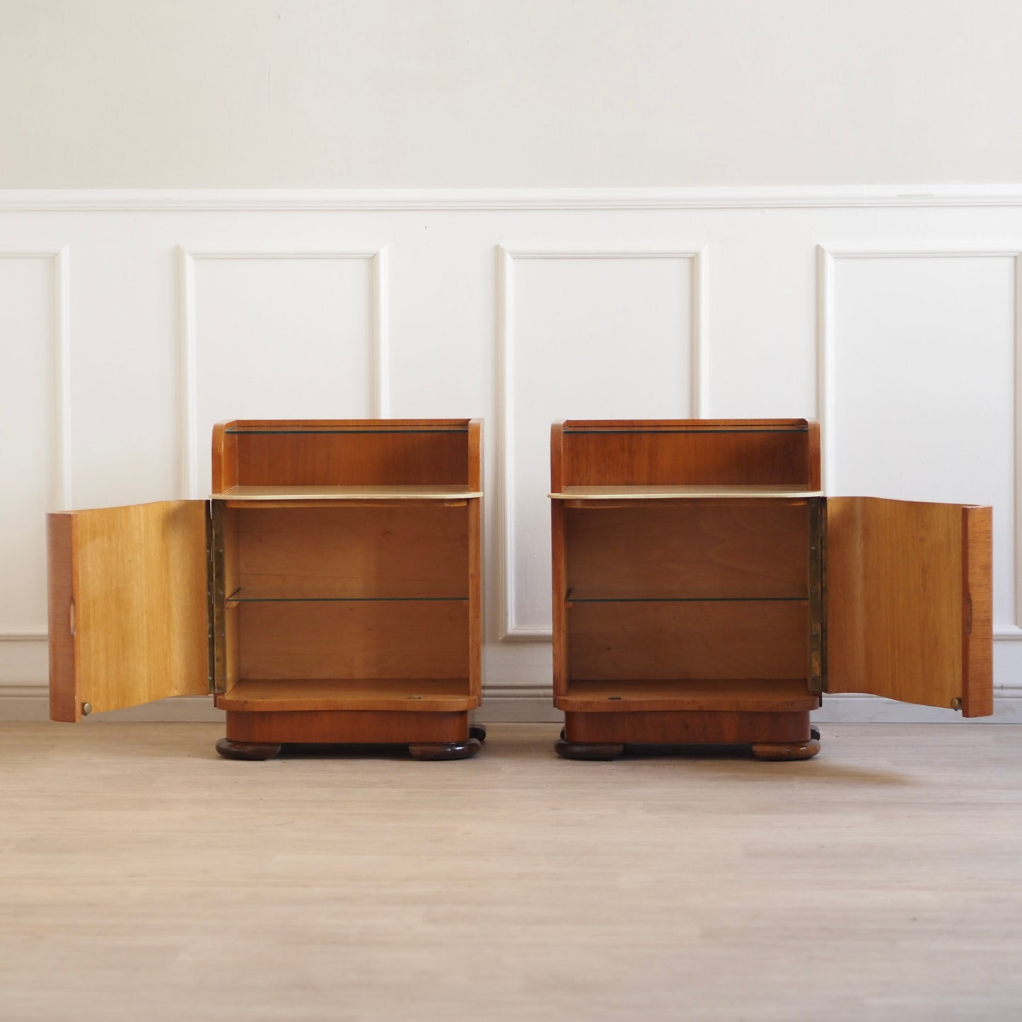 EPOCHE 1930 - Grifflose Art-Déco Nachttische mit Glasablage – Set