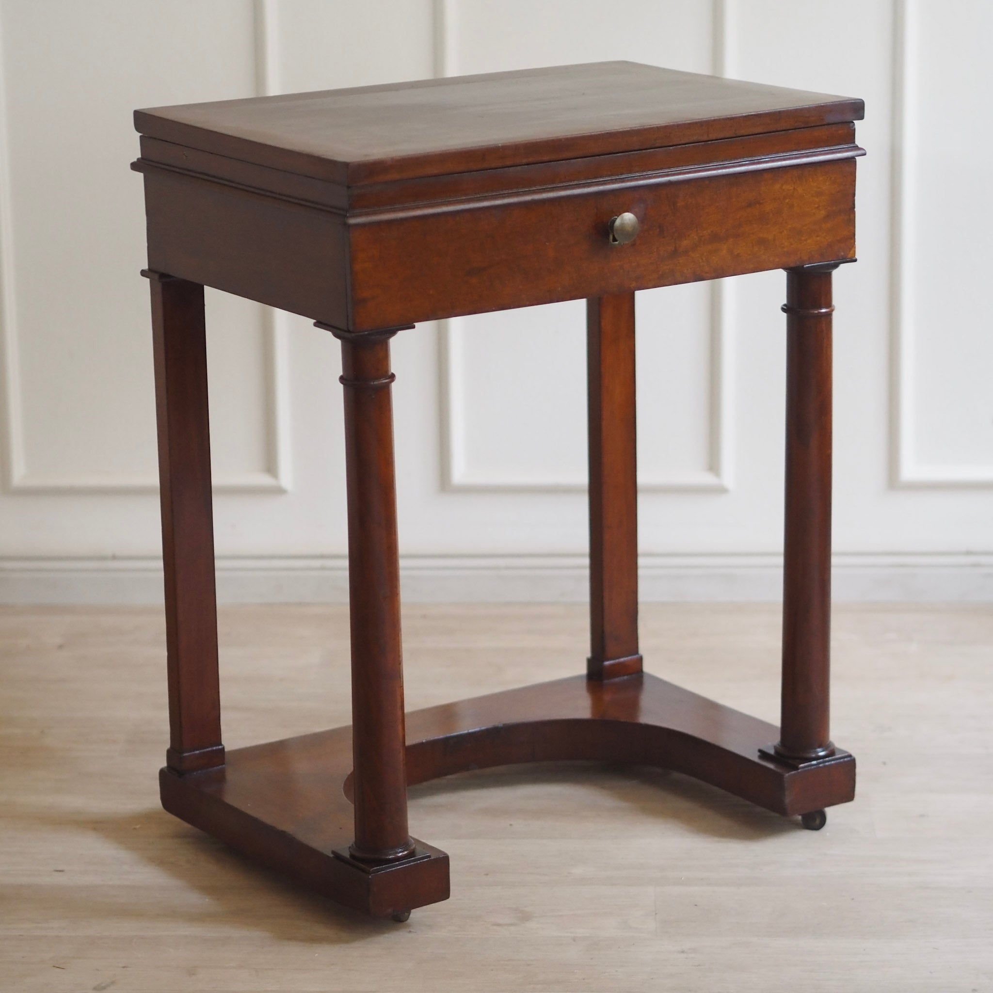 EPOCHE 1850 - Biedermeier, Empire Frisier,- Schmink- & Beistelltisch