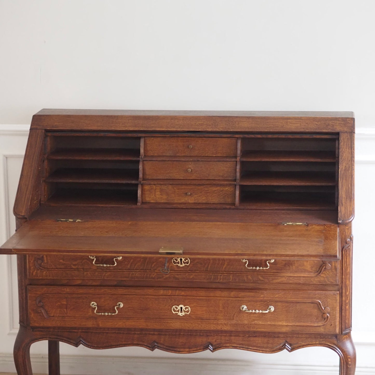 EPOCHE 1920 - Großer Sekretär im Barock-Stil aus Frankreich