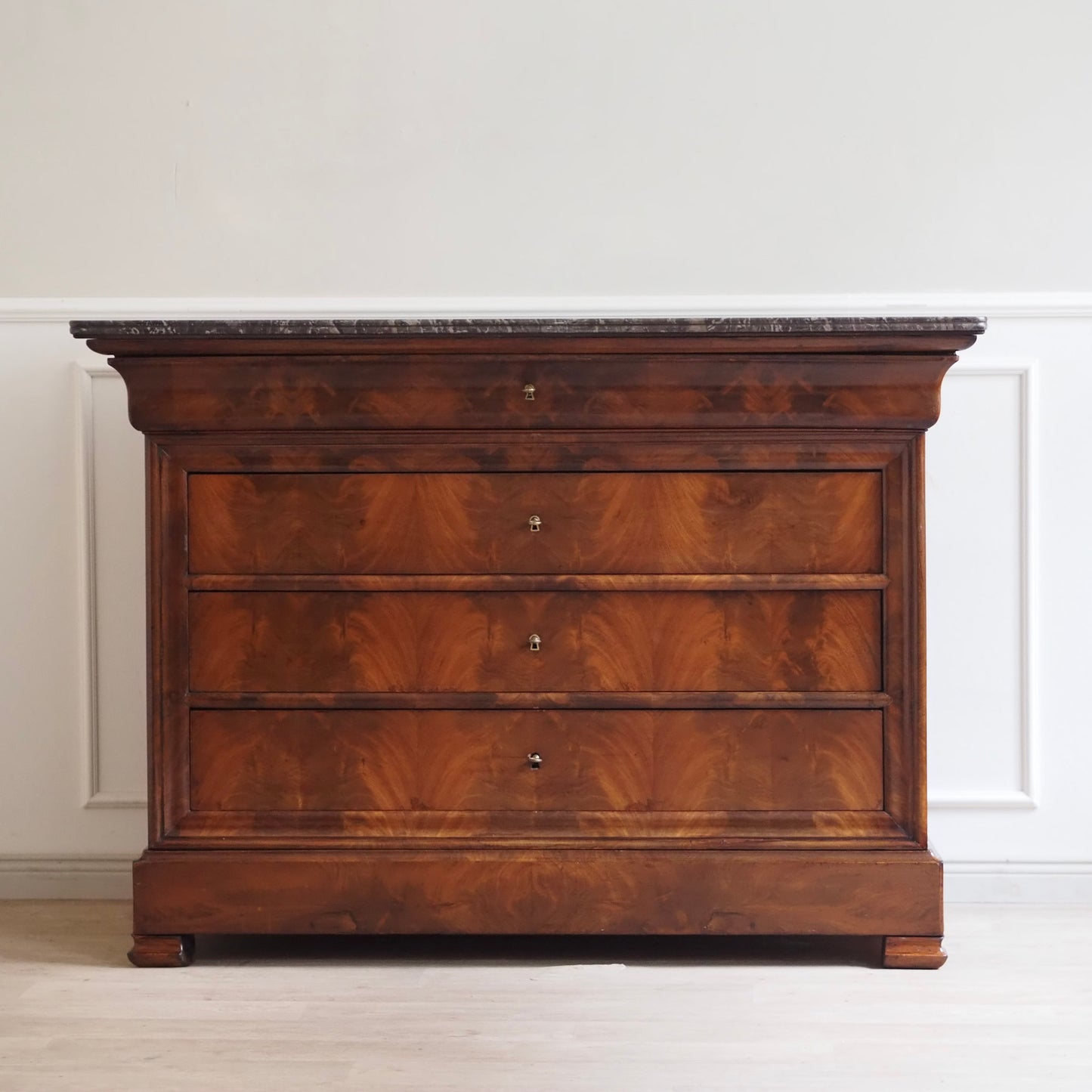 EPOCHE 1850 - Französische Kommode mit schwarzem Marmor - Louis-Philippe, Mahagoni