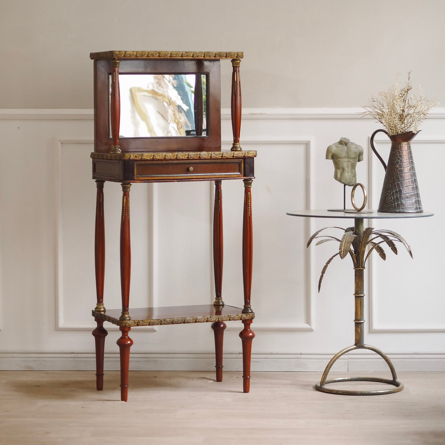 EPOCHE 1890 - Mahagoni Schminktisch mit Spiegel und Messingverzierung - Louis XVI Konsole