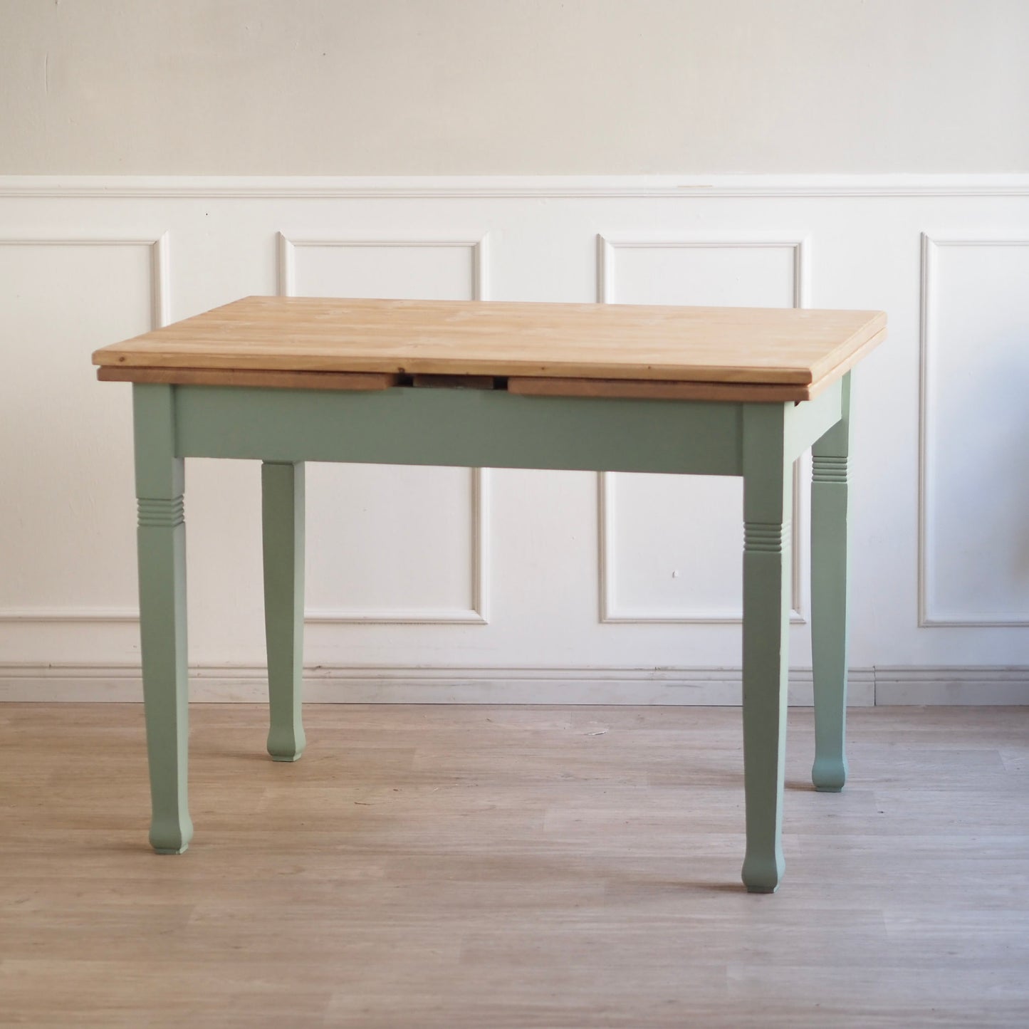 EPOCHE 1910 - Ausziehbarer Landhaus-Küchentisch in Mintgrün, Natur Vintage Esstisch