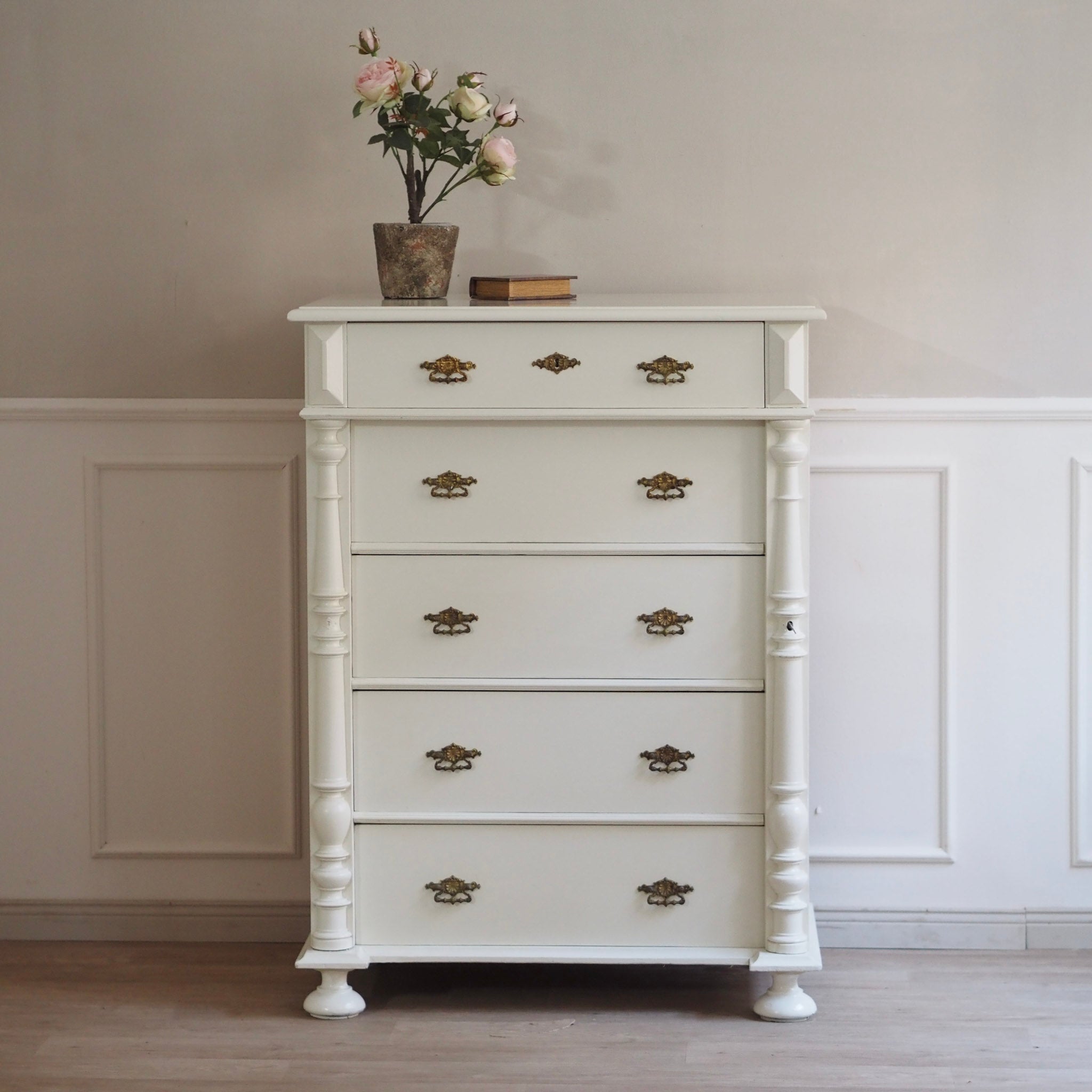 EPOCHE 1890 - Gründerzeit Kommode in Altweiß gefasst mit Schubladen und raffiniertem Schloss